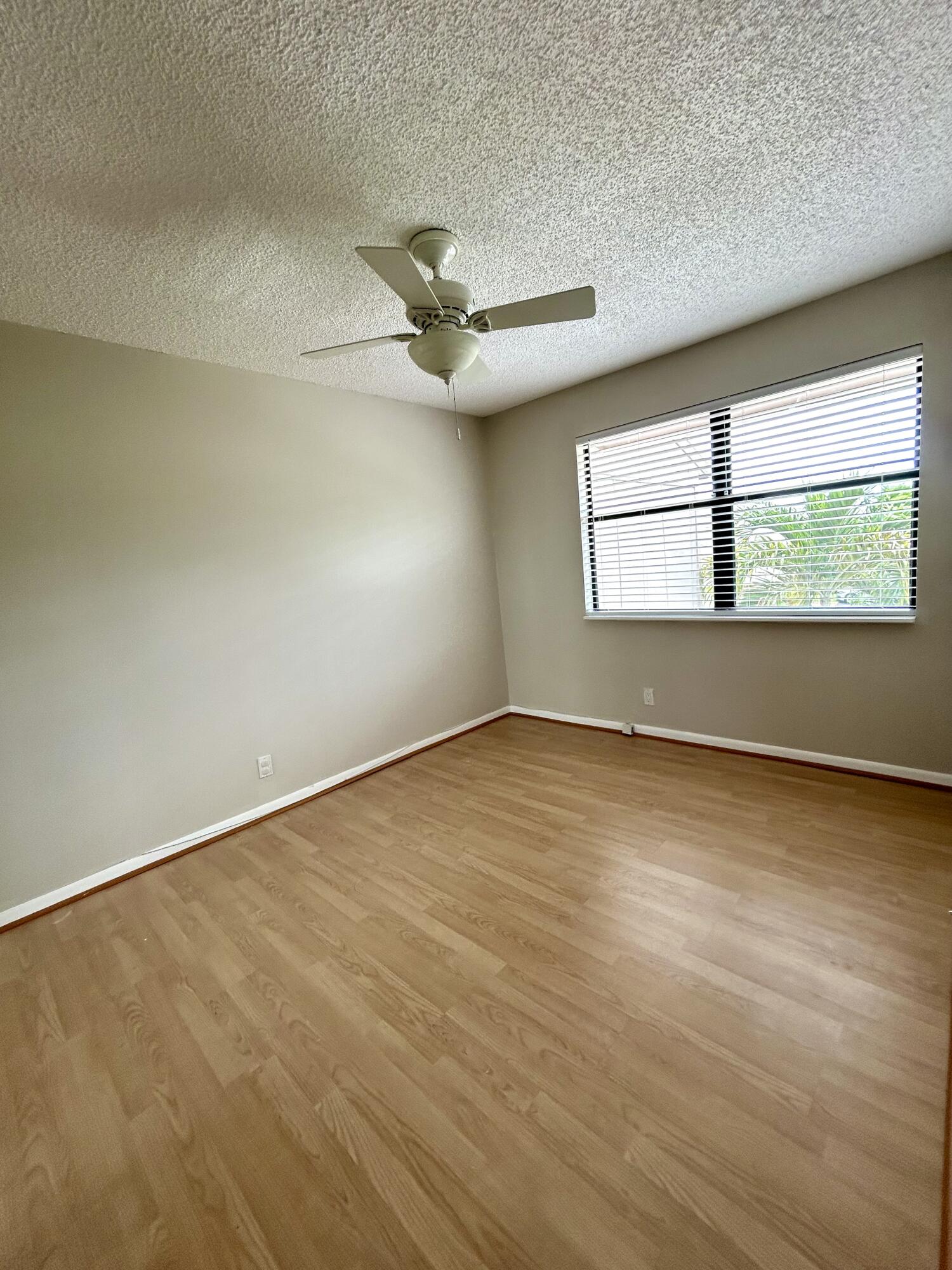 COUNTRY LAKE - Residential Lease