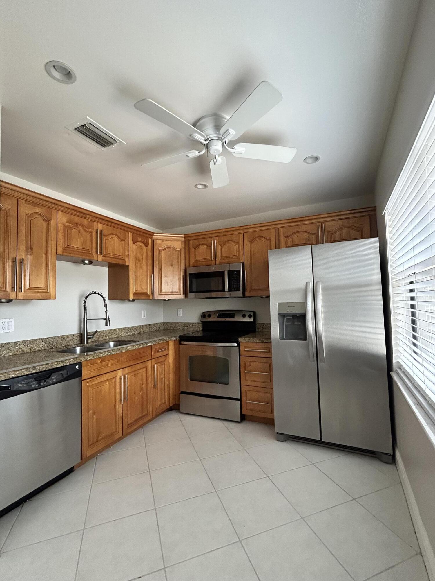 COUNTRY LAKE - Residential Lease