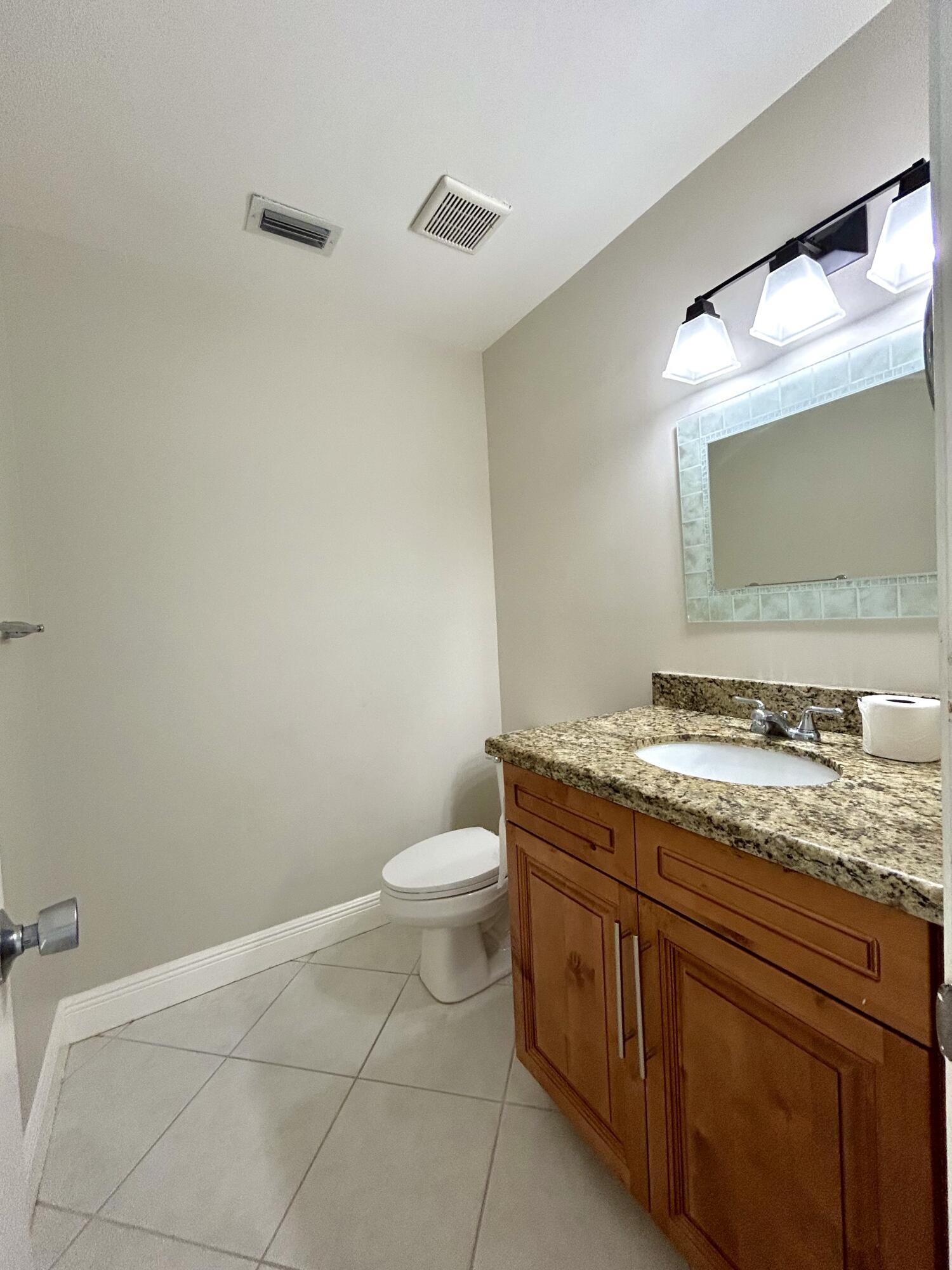 COUNTRY LAKE - Residential Lease