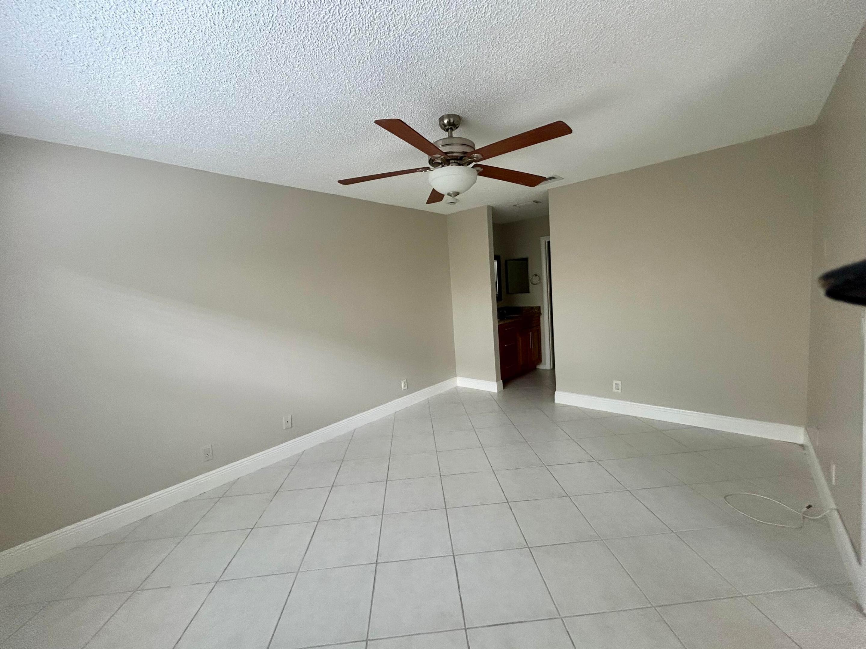 COUNTRY LAKE - Residential Lease