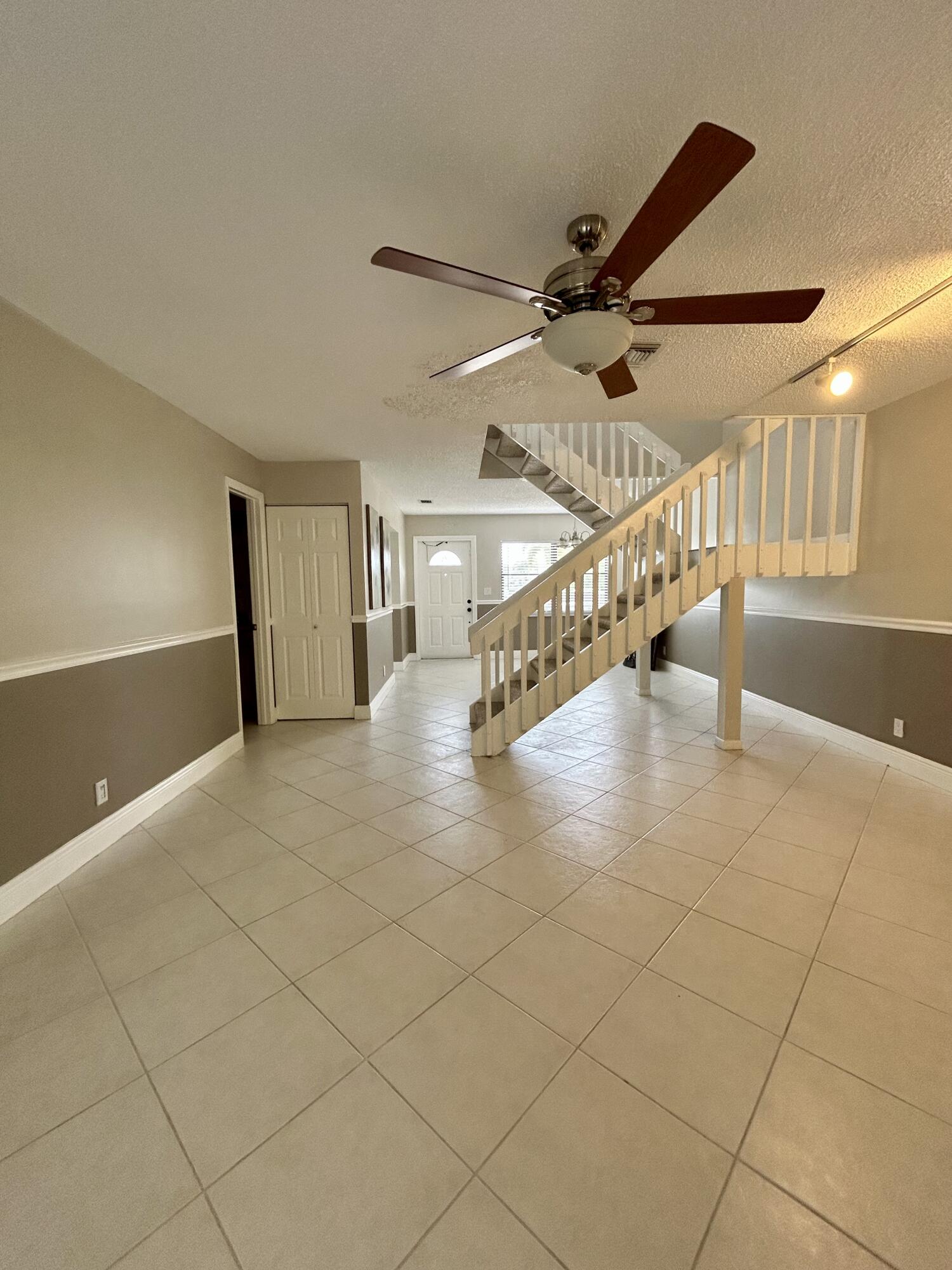 COUNTRY LAKE - Residential Lease