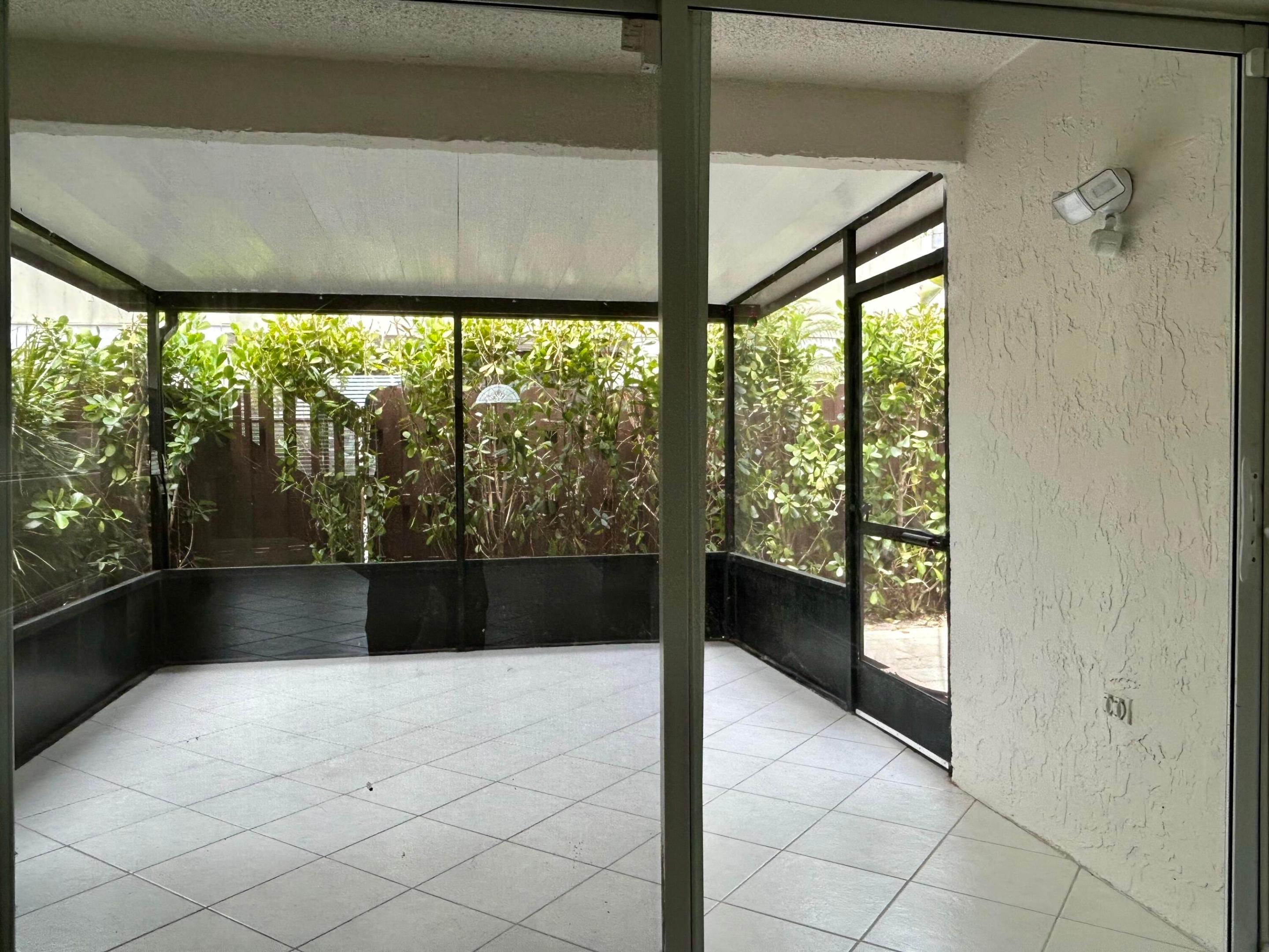 COUNTRY LAKE - Residential Lease