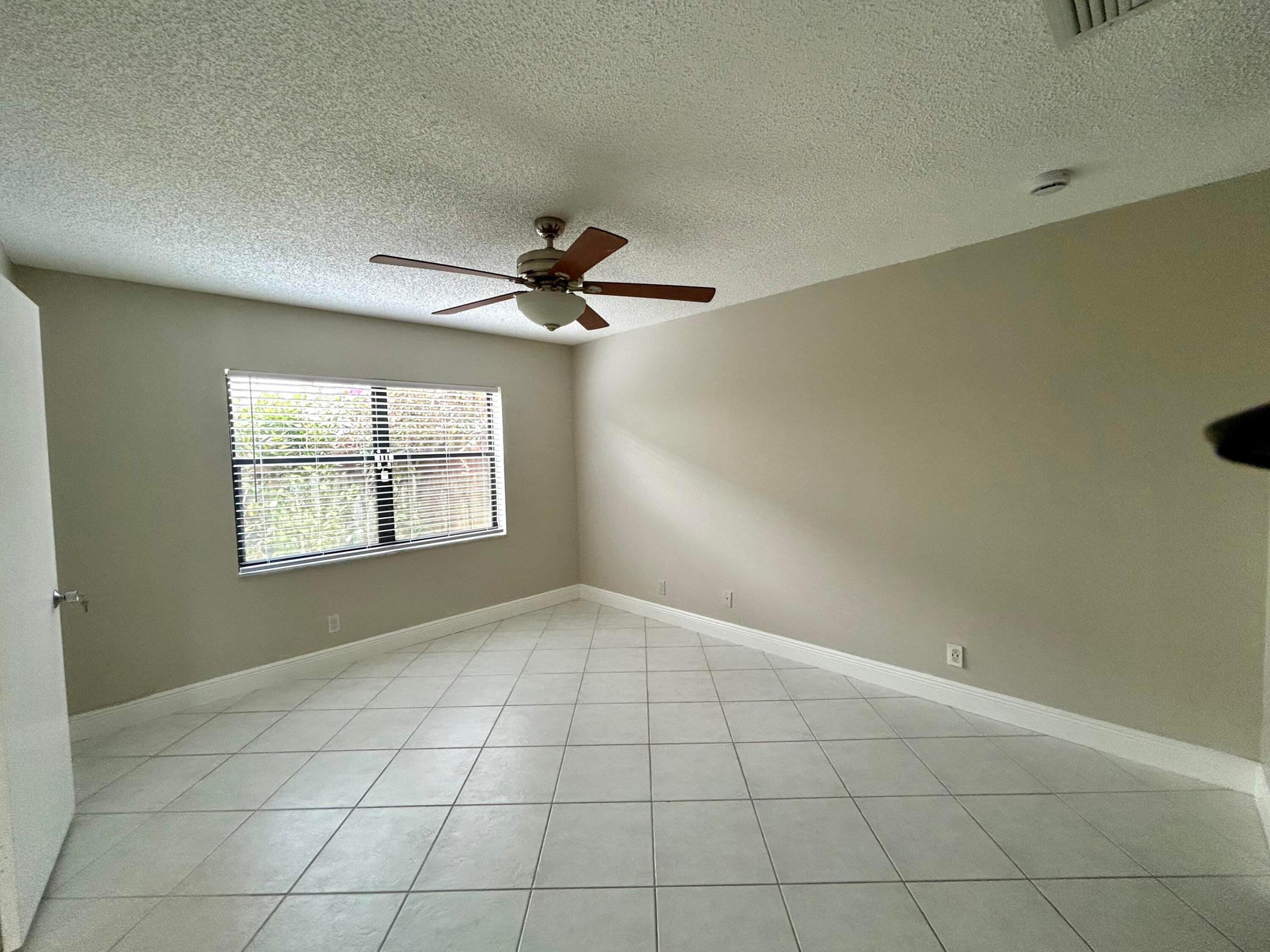 COUNTRY LAKE - Residential Lease