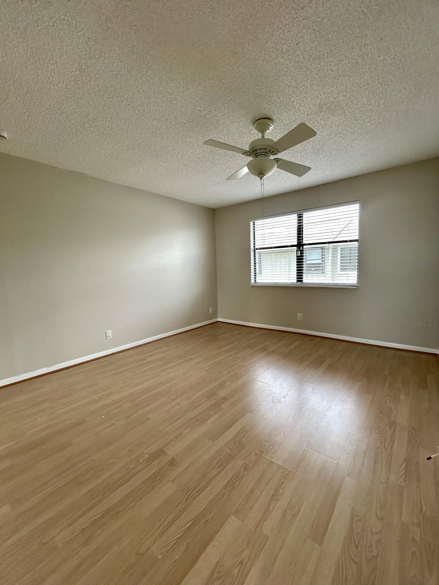 COUNTRY LAKE - Residential Lease