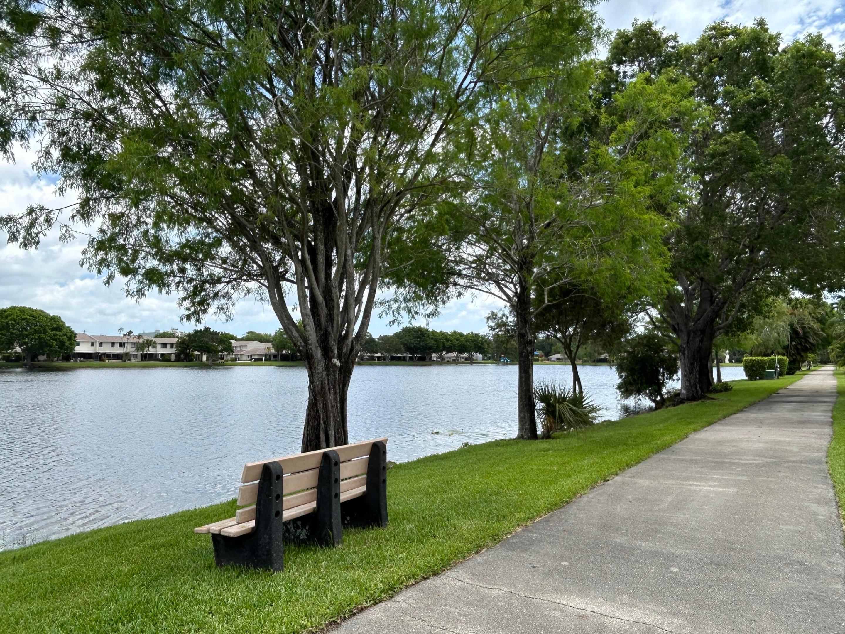 COUNTRY LAKE - Residential Lease