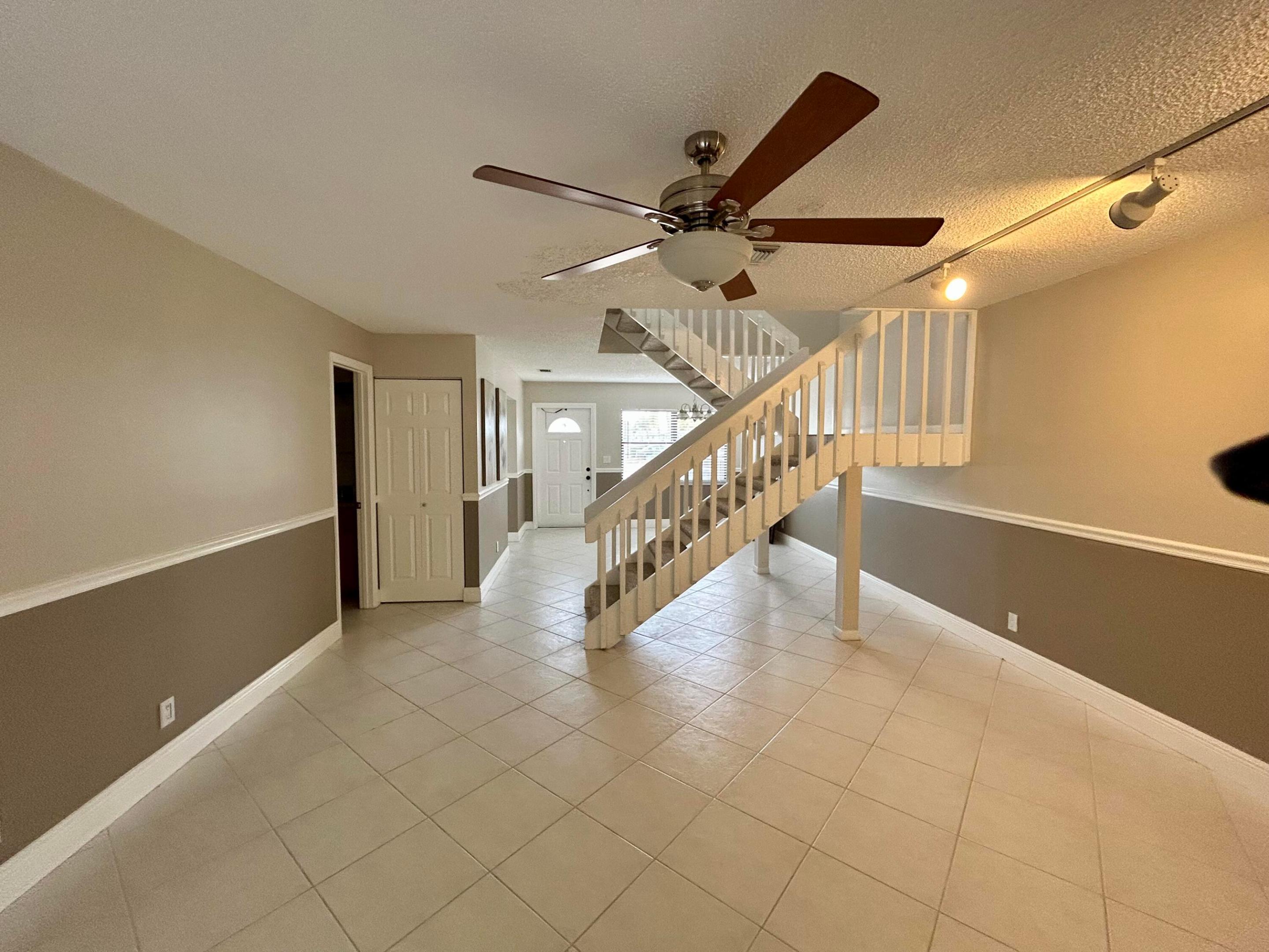COUNTRY LAKE - Residential Lease