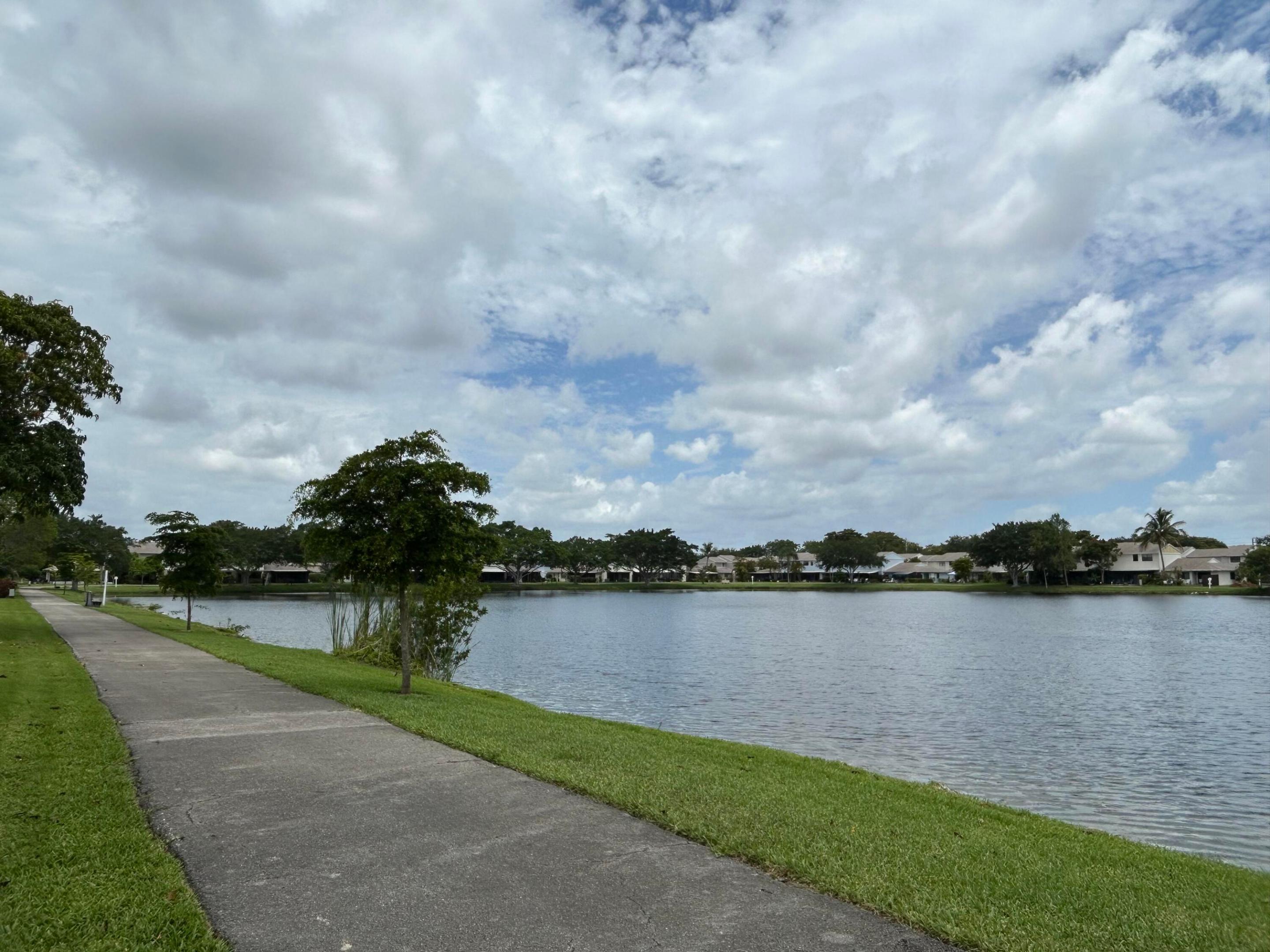 COUNTRY LAKE - Residential Lease