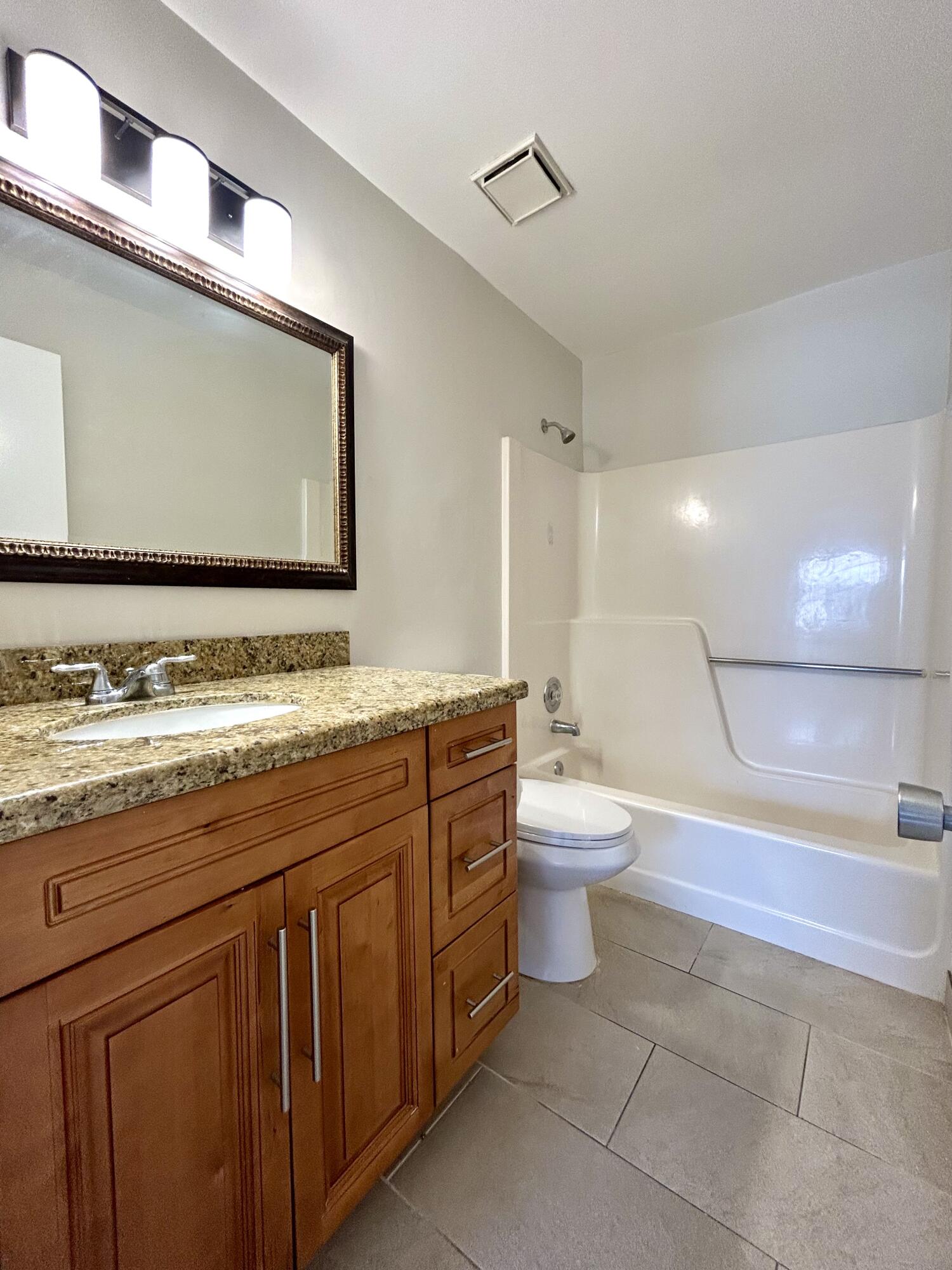 COUNTRY LAKE - Residential Lease