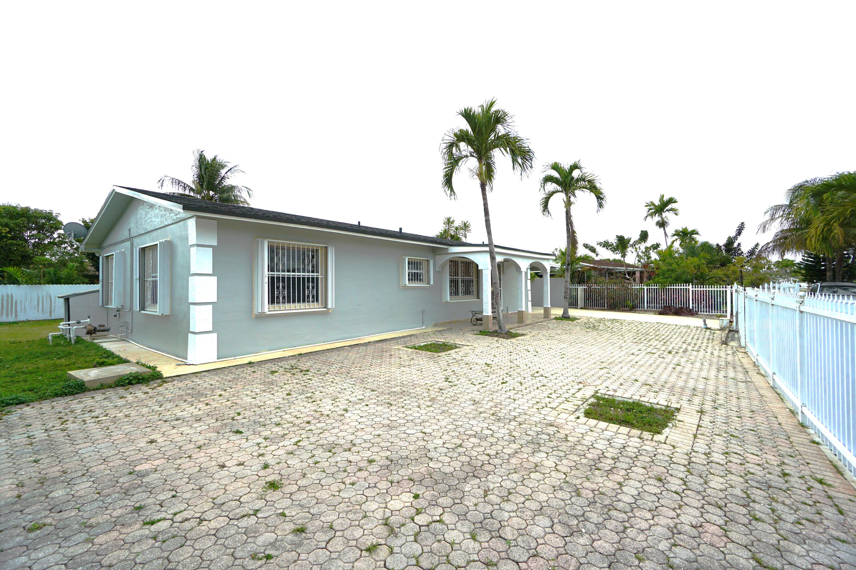 Very quiet residential area, excellent location! Spectacular lot, super spacious, all fenced, electric gate to enter the car, completely remodeled house with 4 bedrooms and two bathrooms, remodeled kitchen, new roof less than a year, new air conditioning, with laundry room. All ceramic floors. and hurricane protection. Large parking area for cars, RV or boat. Has a good sized storage shed that could be another work room or workshop Easy access to excellent shopping areas and access to the expressway and main traffic arteries. Property it is rented till June 2026