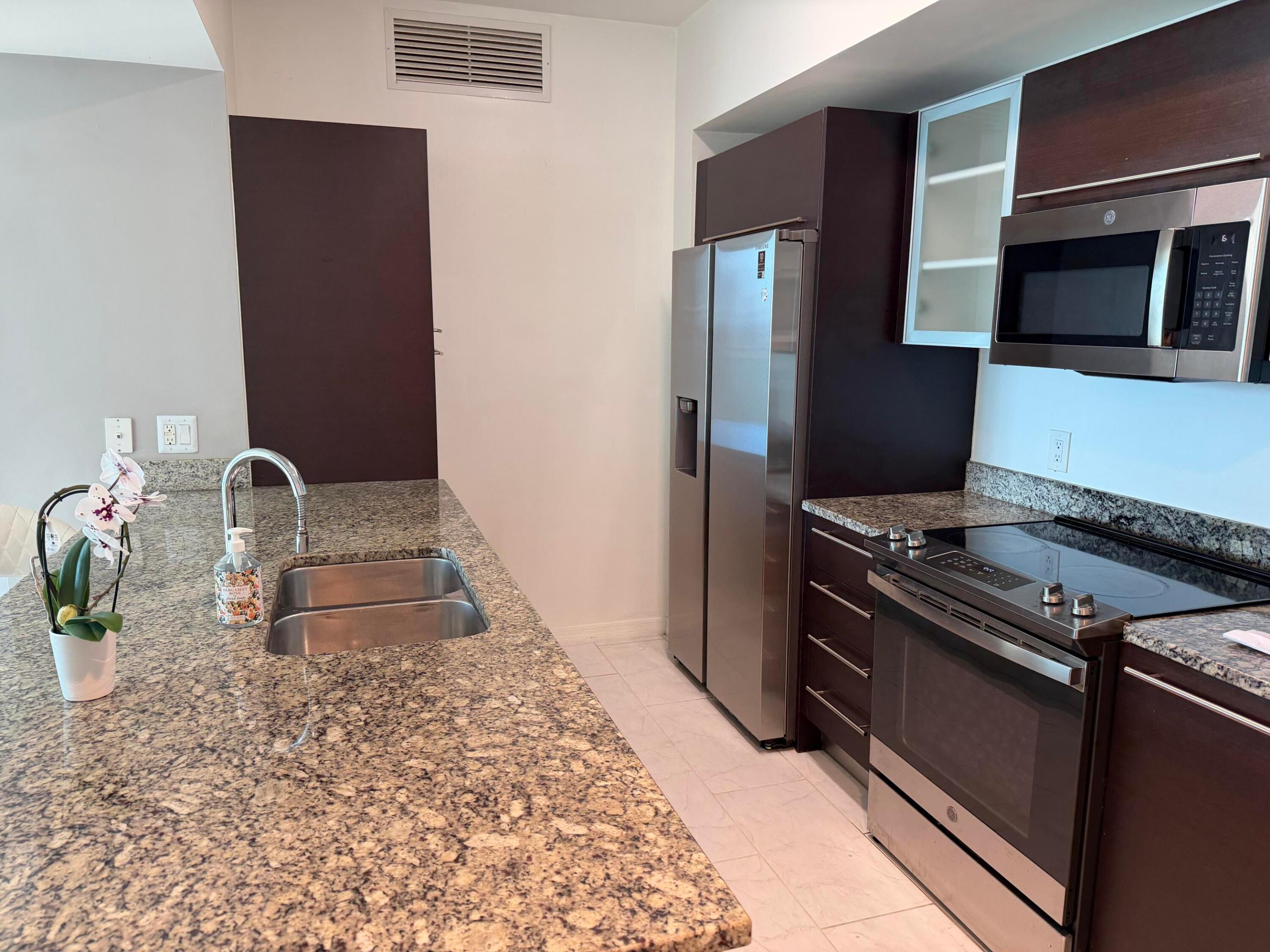 THE PLAZA 901 BRICKELL CONDO - Residential