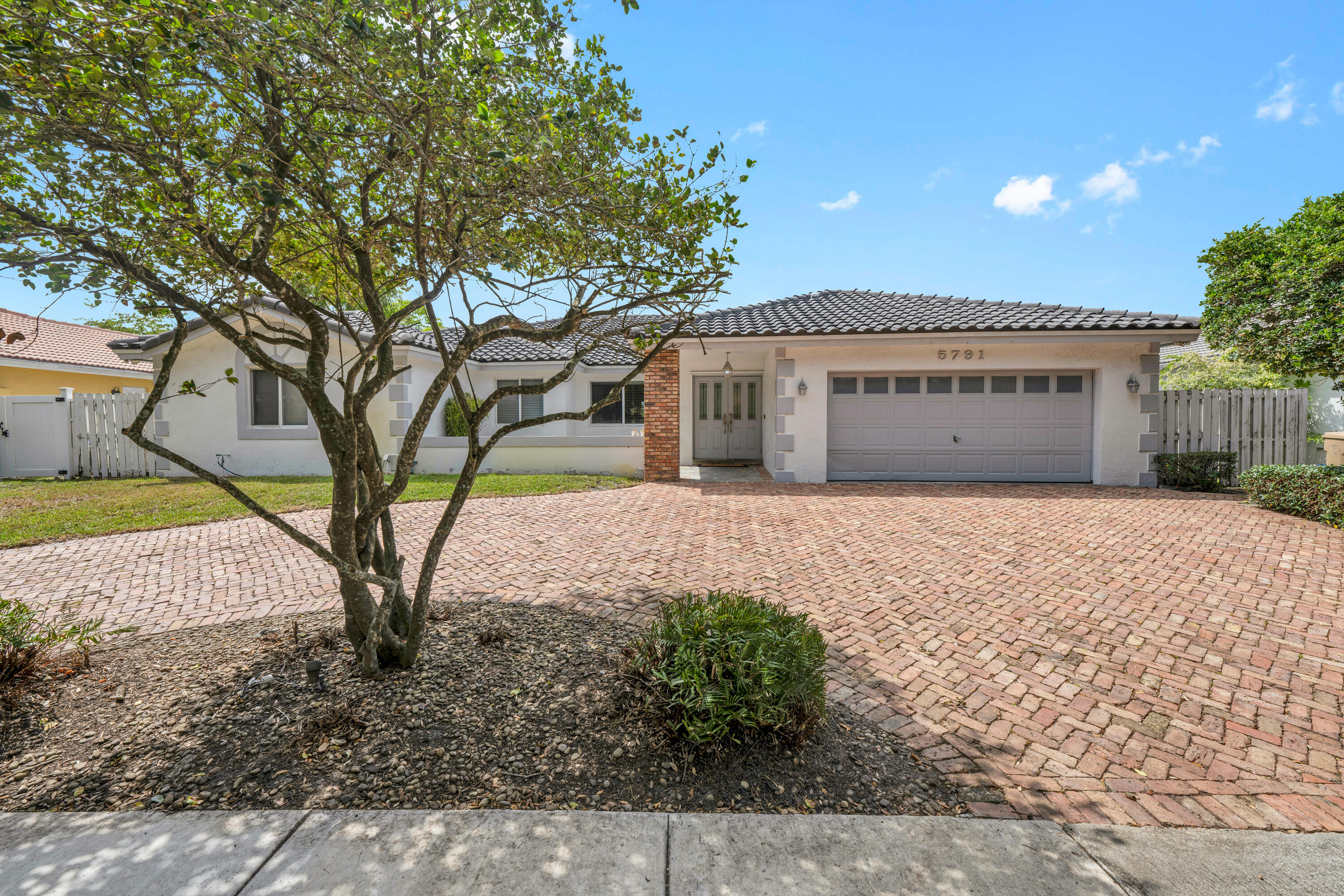HAWKES BLUFF - Residential
