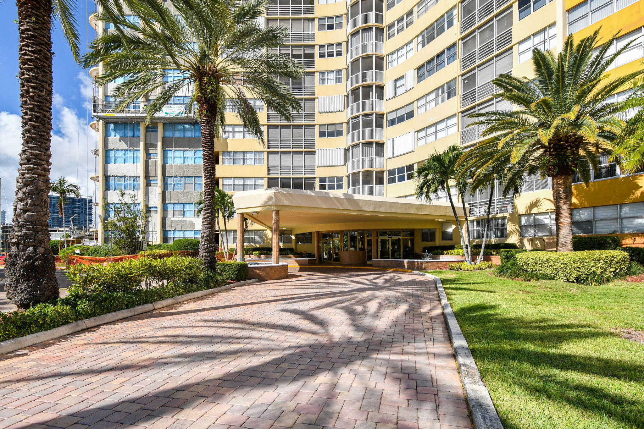 LAKE POINT TOWER CONDOMINIUM - Residential