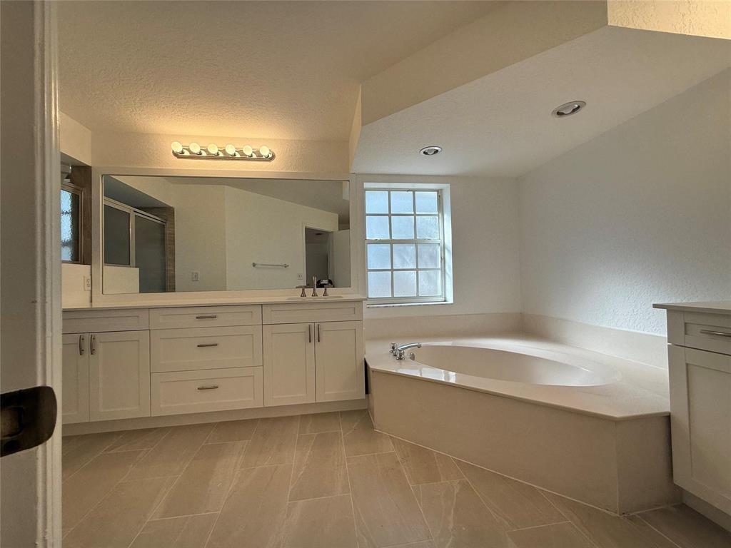 EMBASSY LAKES - Residential