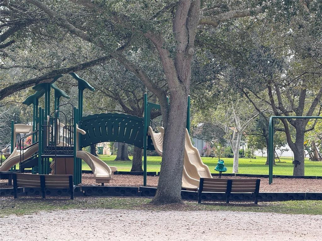 EMBASSY LAKES - Residential