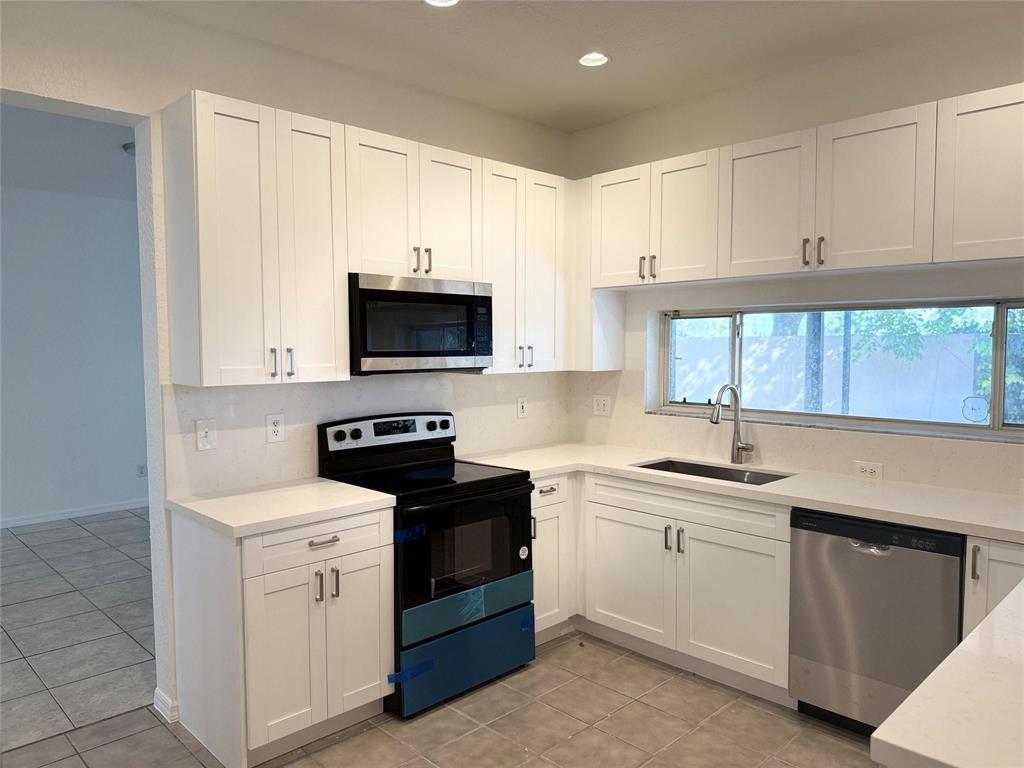 EMBASSY LAKES - Residential