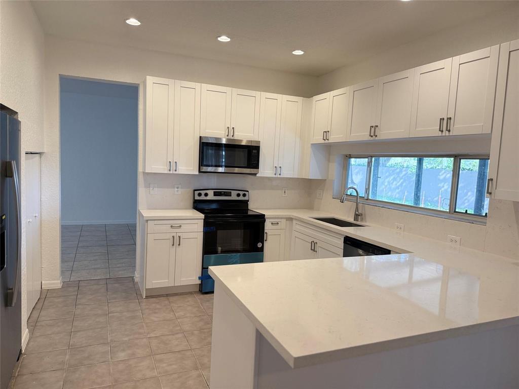 EMBASSY LAKES - Residential