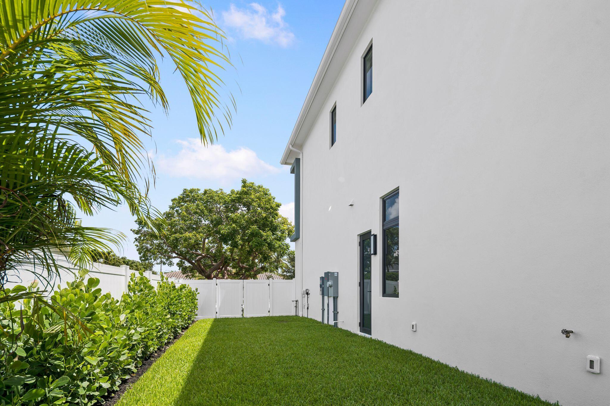 LAKE FLORESTA PARK - Residential
