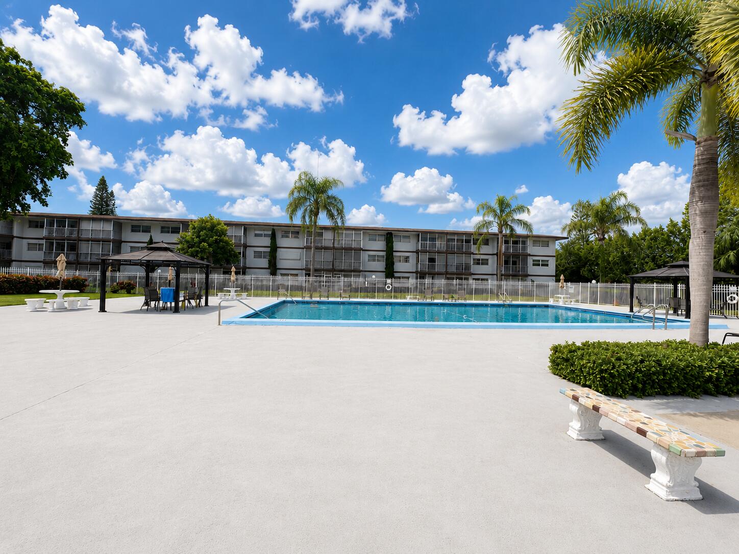 HILLCREST COUNTRY CLUB APTS NO 7 - Residential
