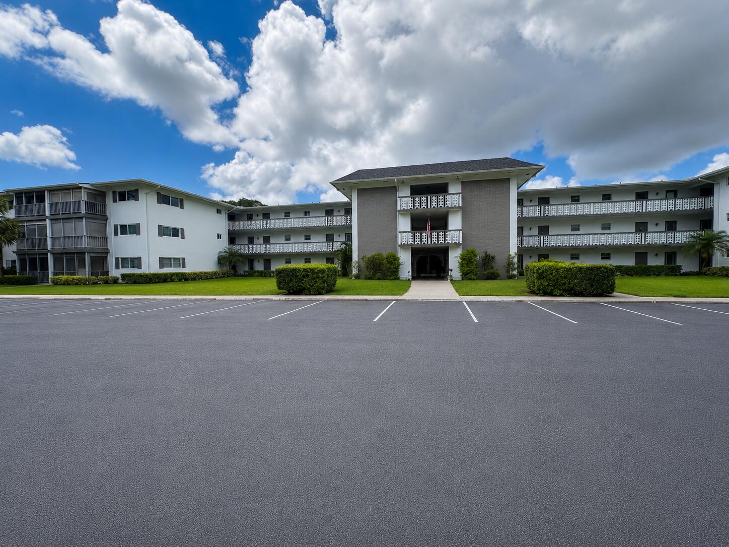 HILLCREST COUNTRY CLUB APTS NO 7 - Residential