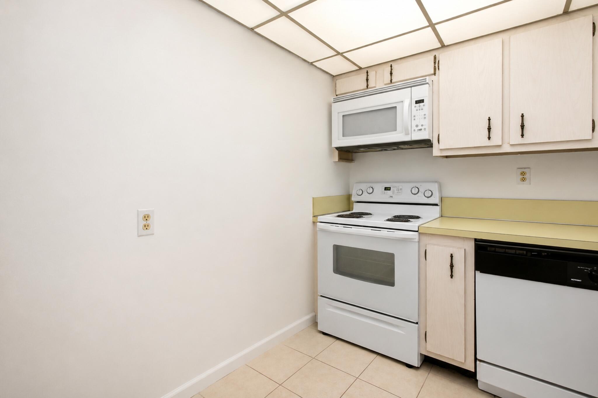 LE CHATEAU ROYAL CONDO - Residential
