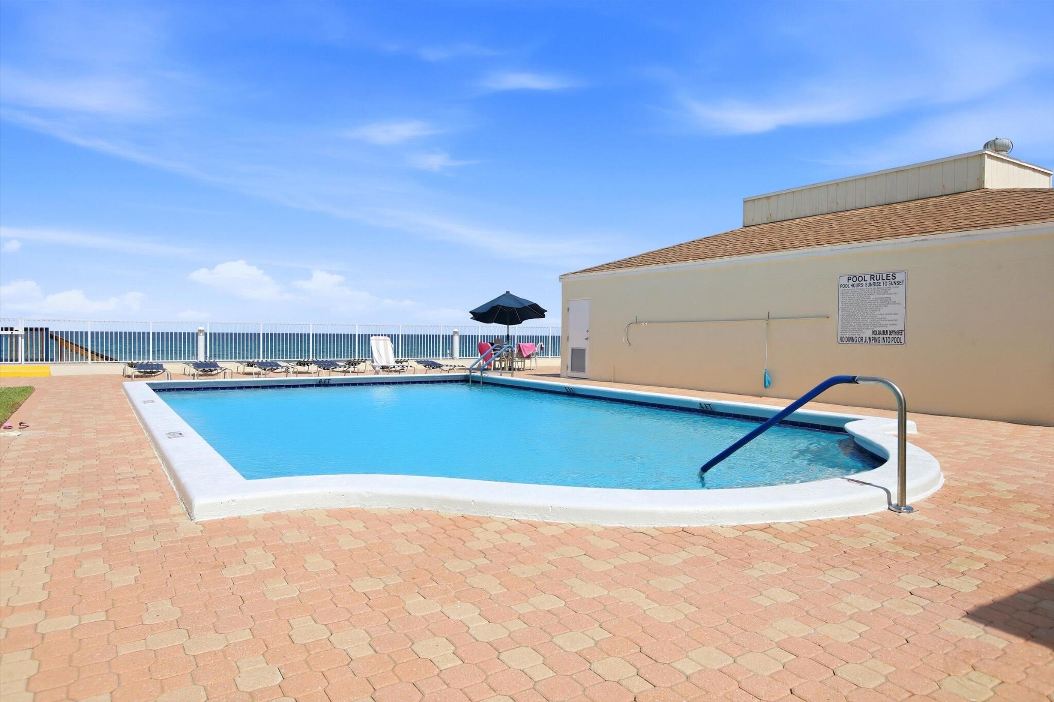 LE CHATEAU ROYAL CONDO - Residential