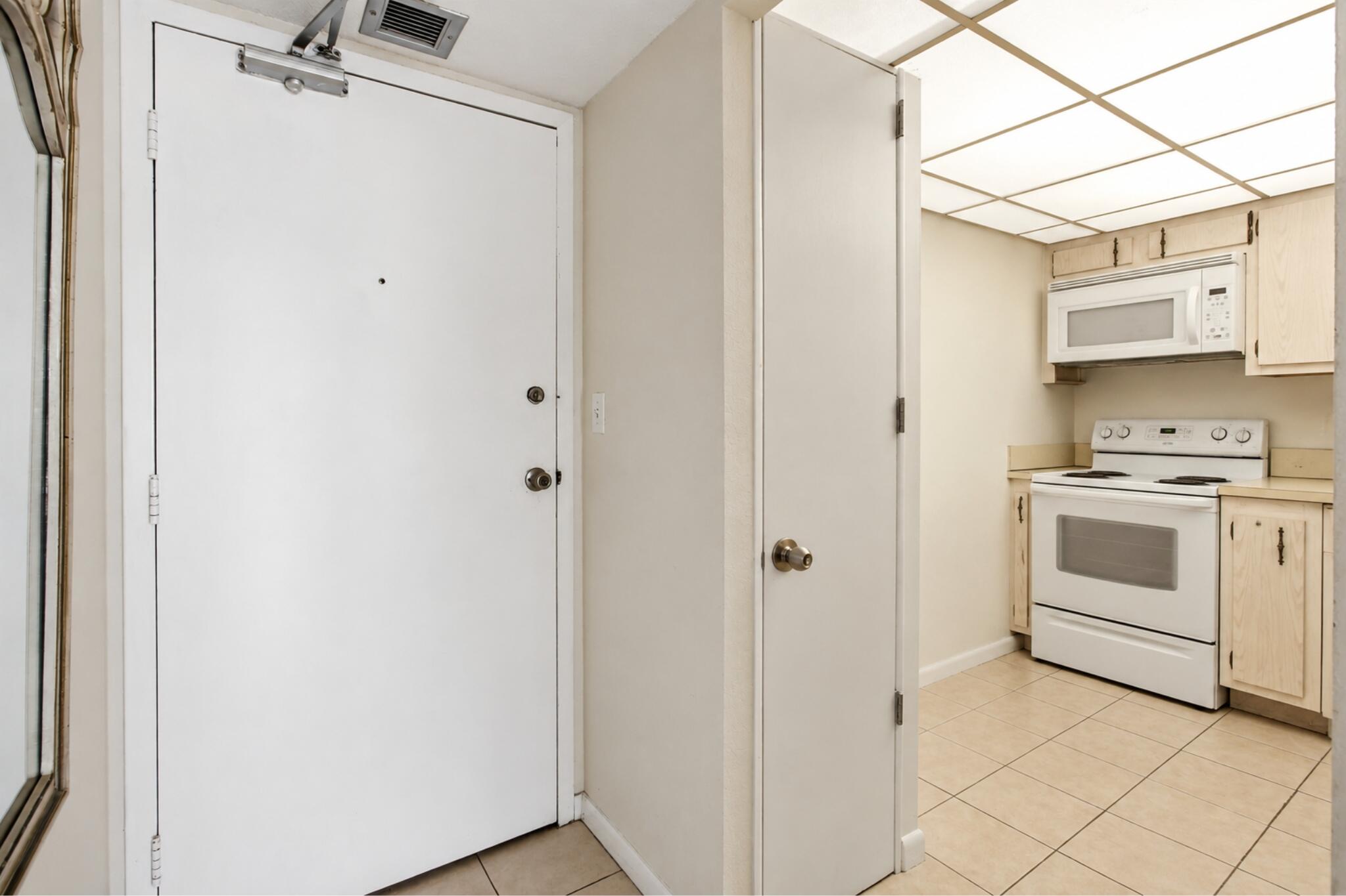 LE CHATEAU ROYAL CONDO - Residential
