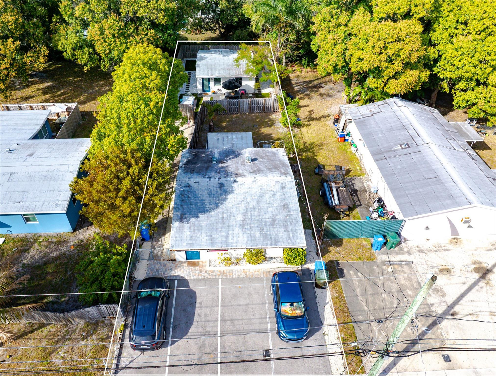 2 separate units / duplex.  One in front one in back.  One unit is 2/1, second is 1/1.  Both units have living area, bedroom, and kitchen area.  Both have their own "back yard area" so there is adequate privacy for renters.  Current renters are month to month and willing to stay. Close to downtown Wilton Manors.
