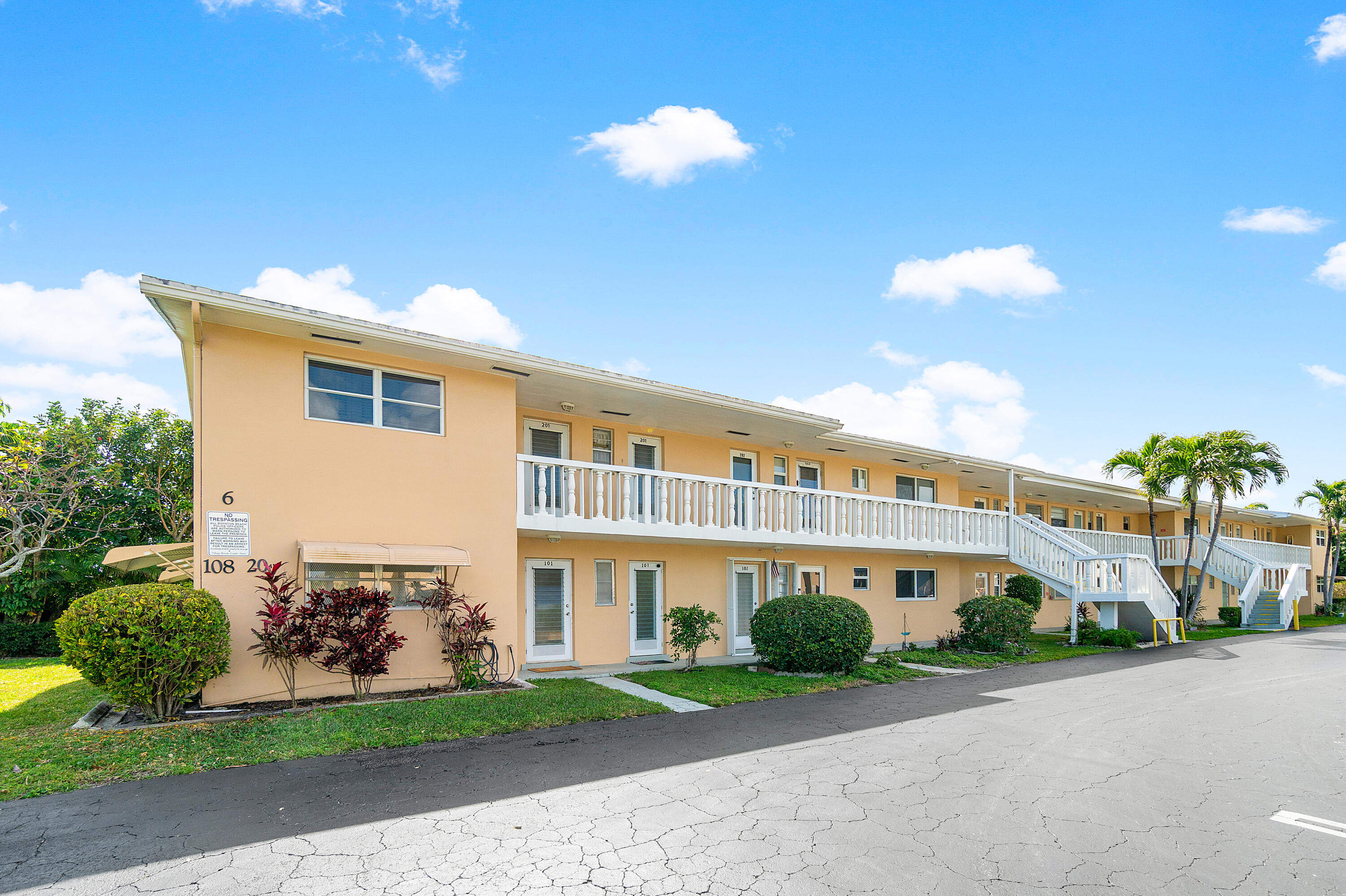 VILLAGE ROYALE CONDO 5 - Residential