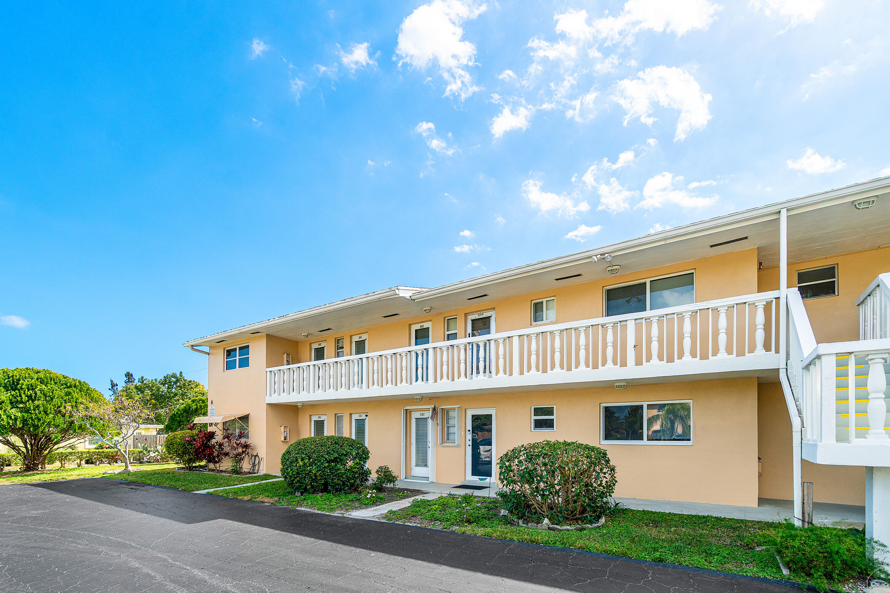 VILLAGE ROYALE CONDO 5 - Residential