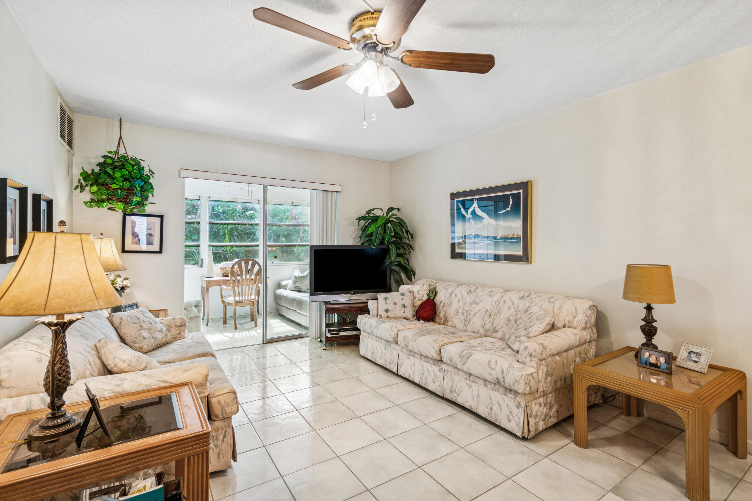 VILLAGE ROYALE CONDO 5 - Residential
