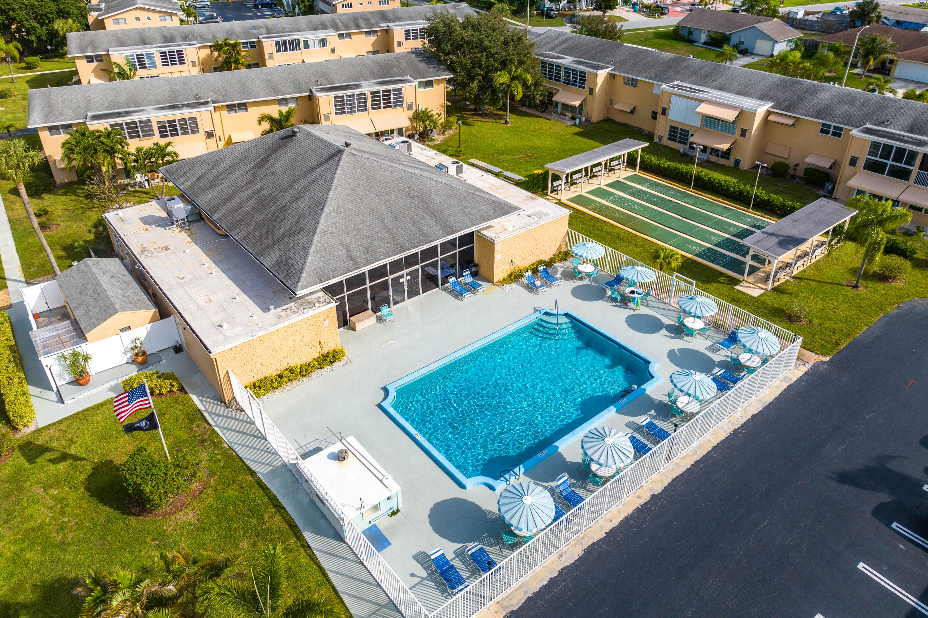 VILLAGE ROYALE CONDO 5 - Residential