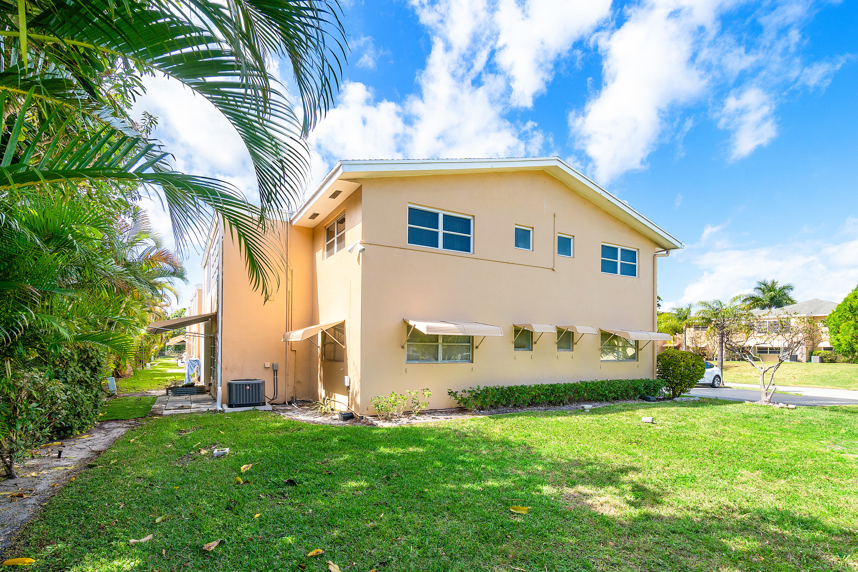 VILLAGE ROYALE CONDO 5 - Residential