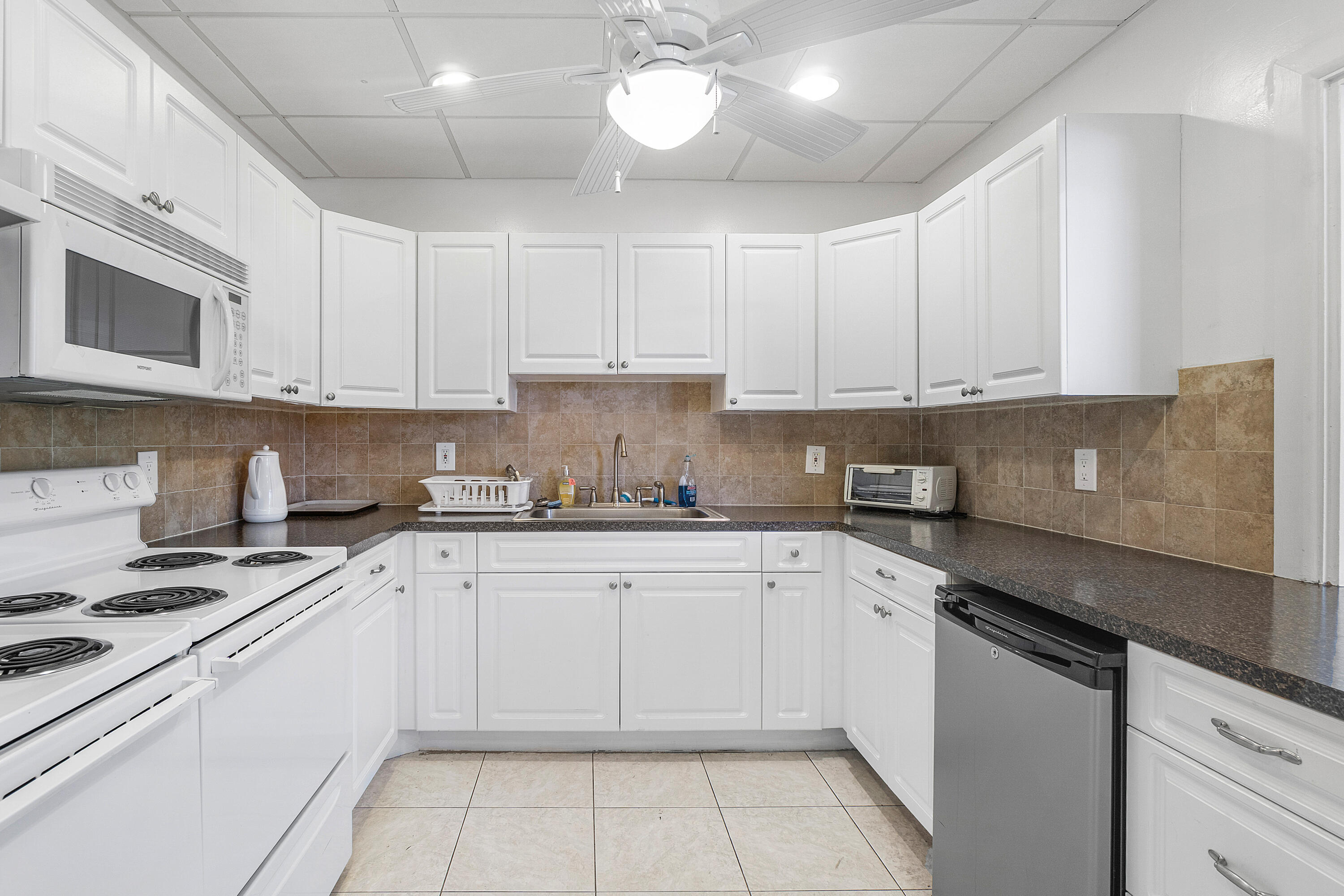 VILLAGE ROYALE CONDO 5 - Residential