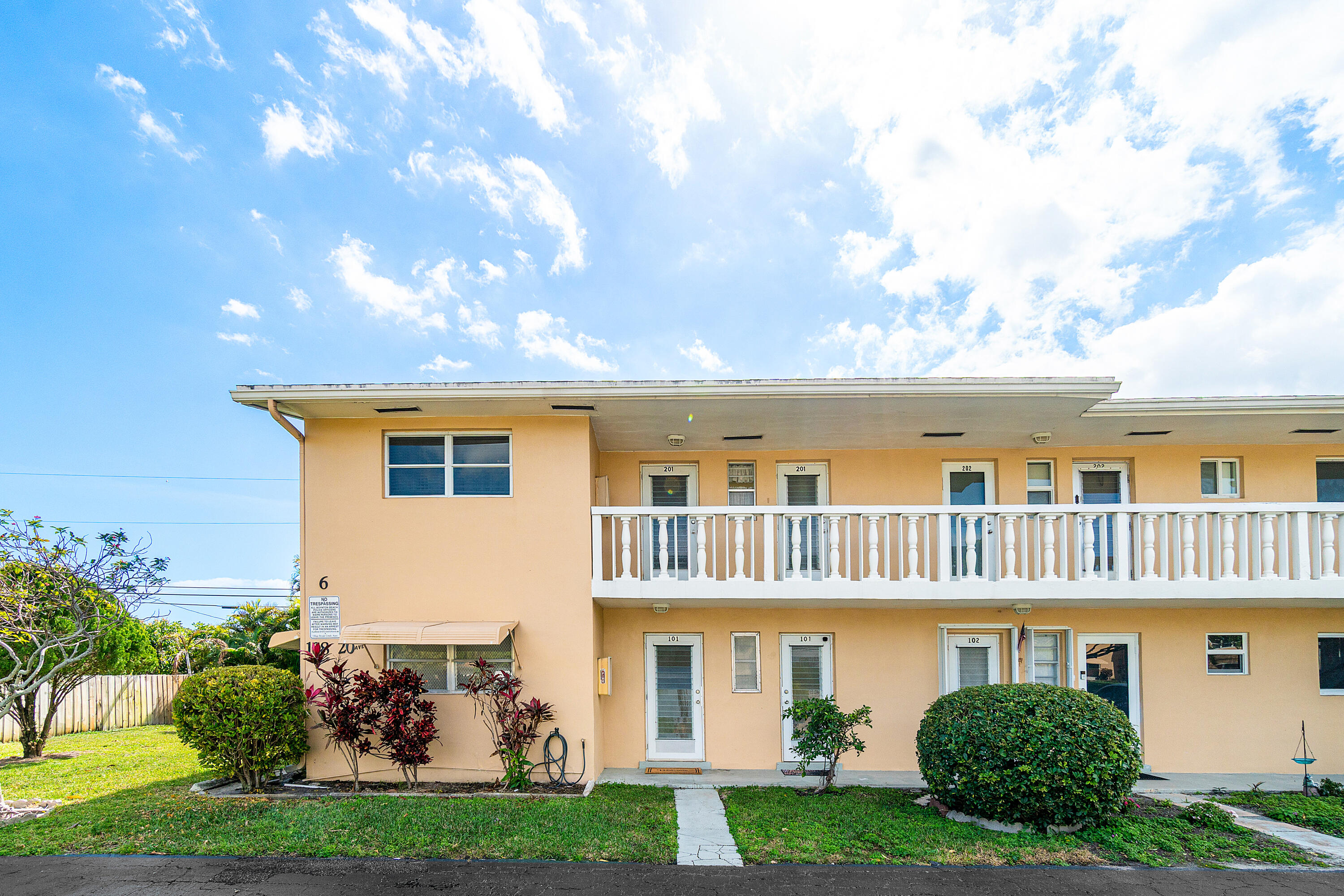 VILLAGE ROYALE CONDO 5 - Residential
