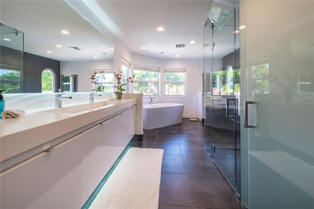 SEVEN ISLES LAS OLAS - Residential