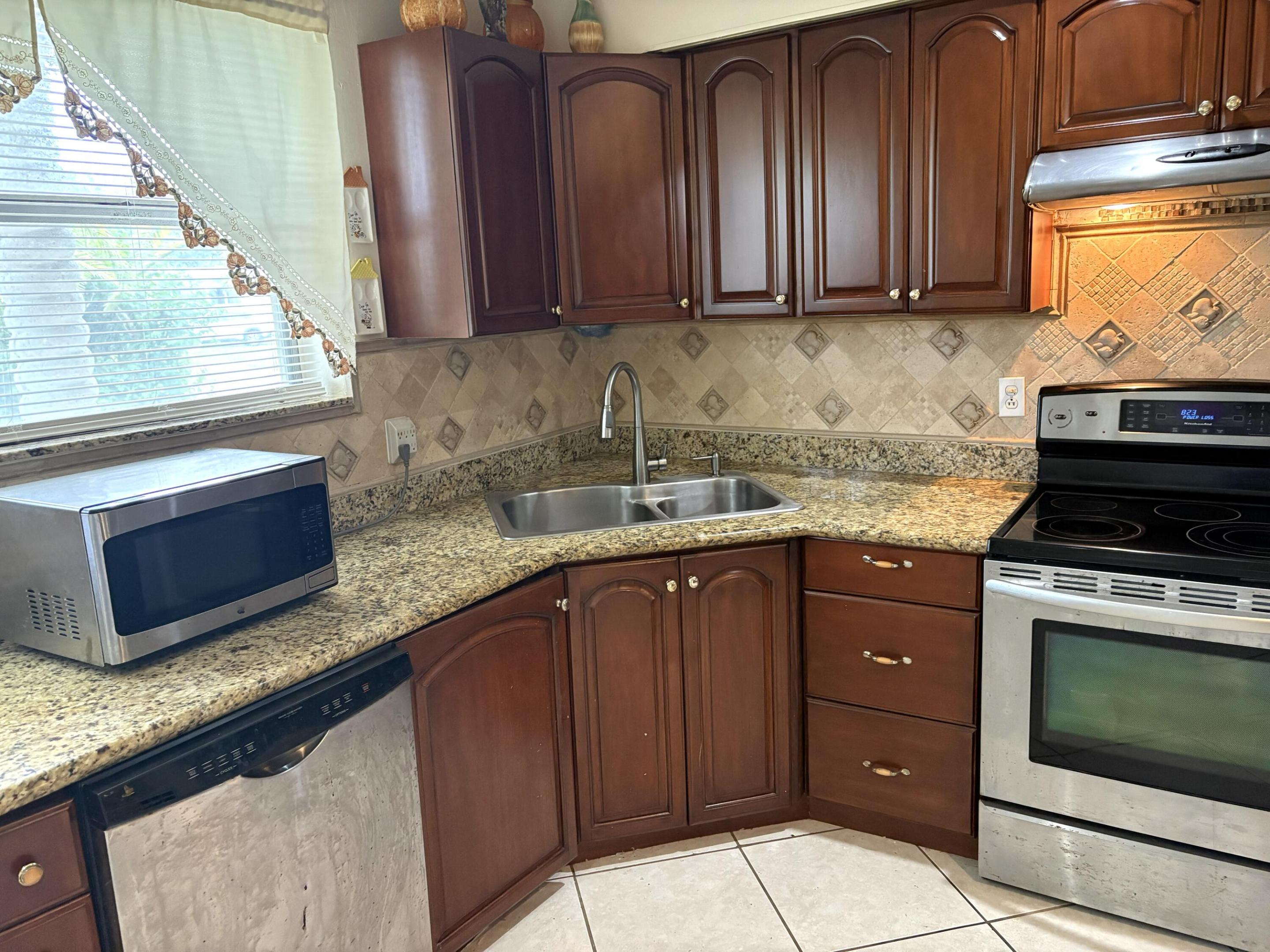 PLANTATION SUNRISE HEIGHTS 1ST - Residential