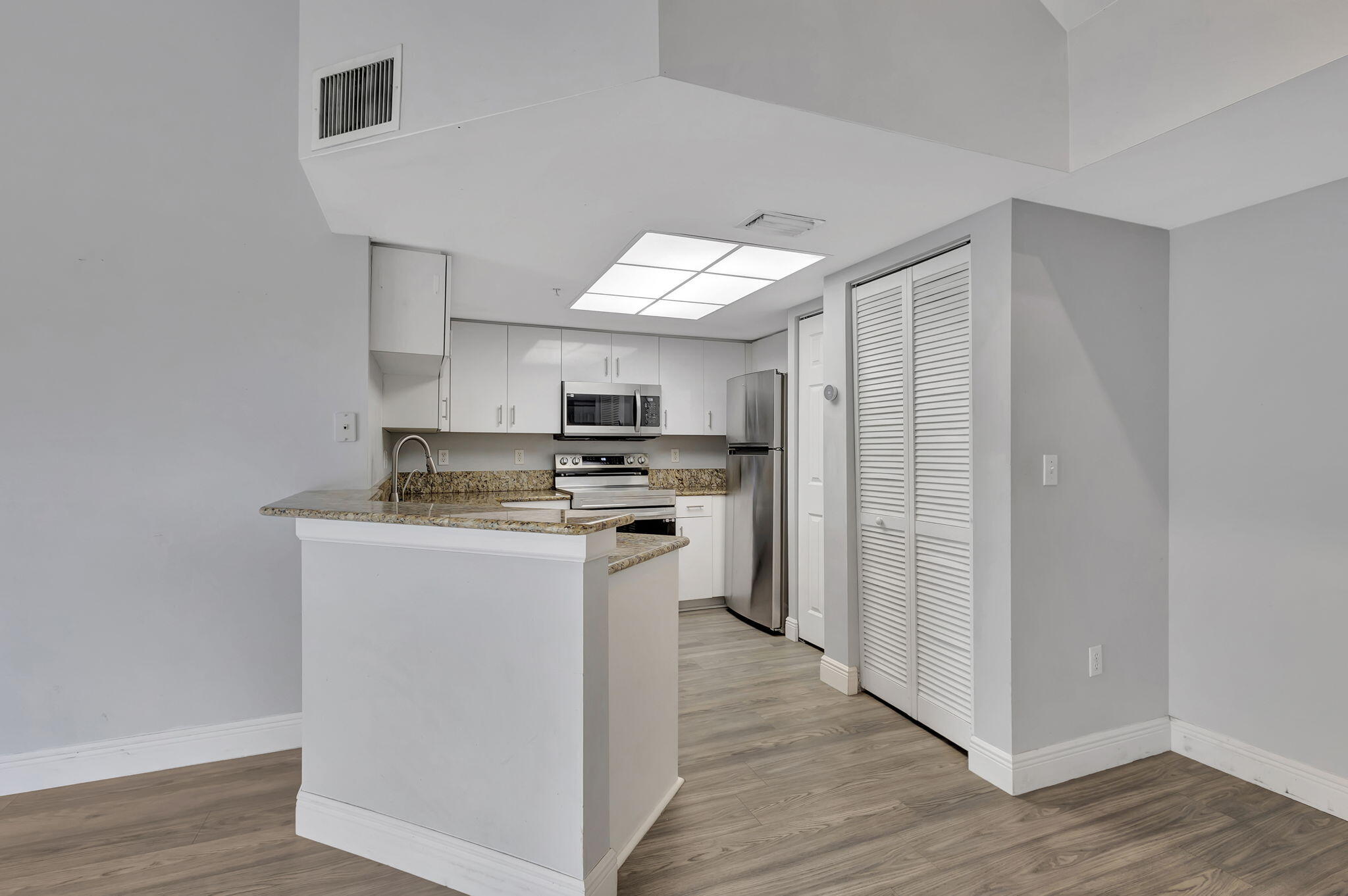 GRAND VIEW AT CRESTWOOD CONDO - Residential Lease