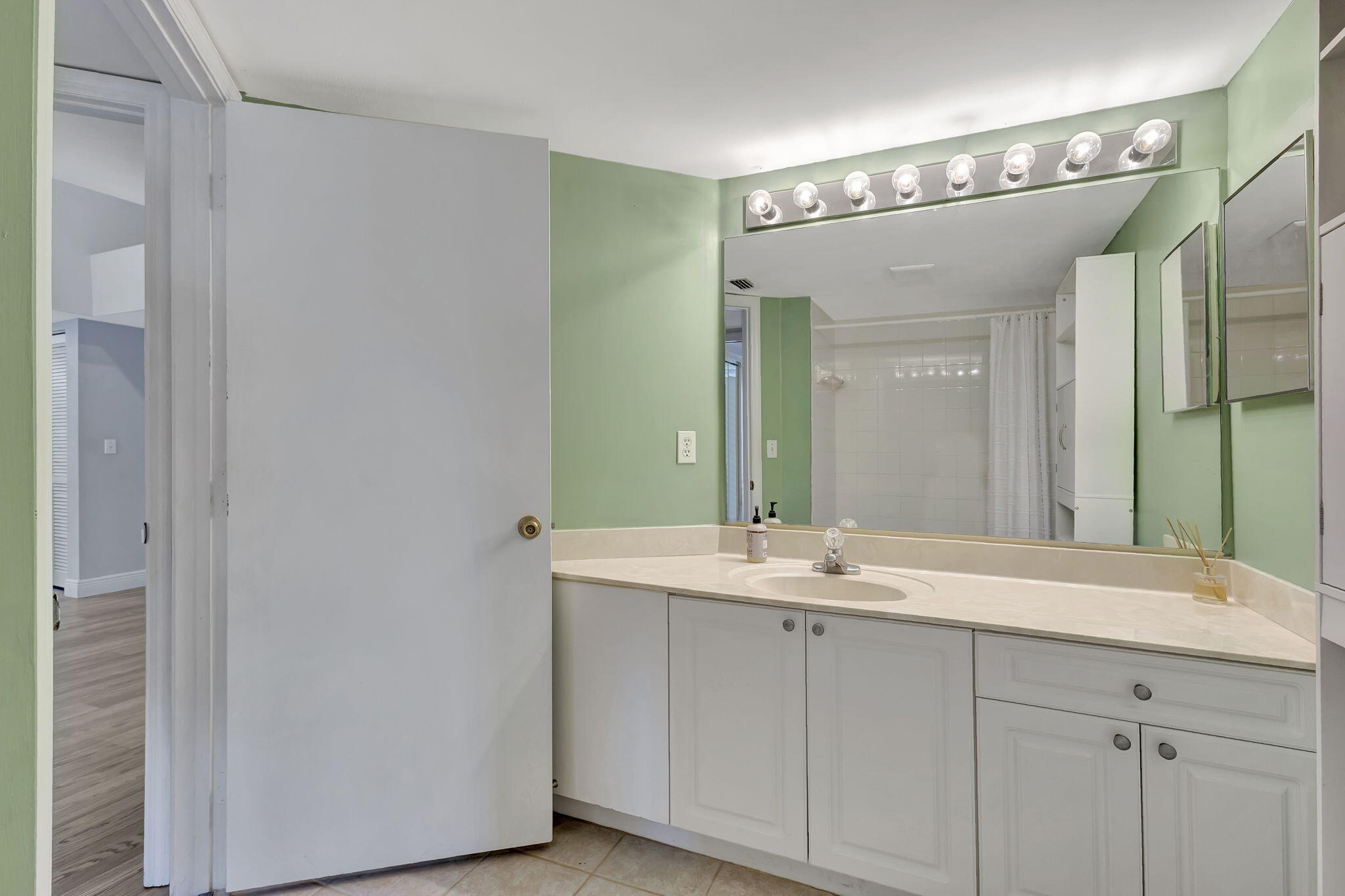 GRAND VIEW AT CRESTWOOD CONDO - Residential Lease