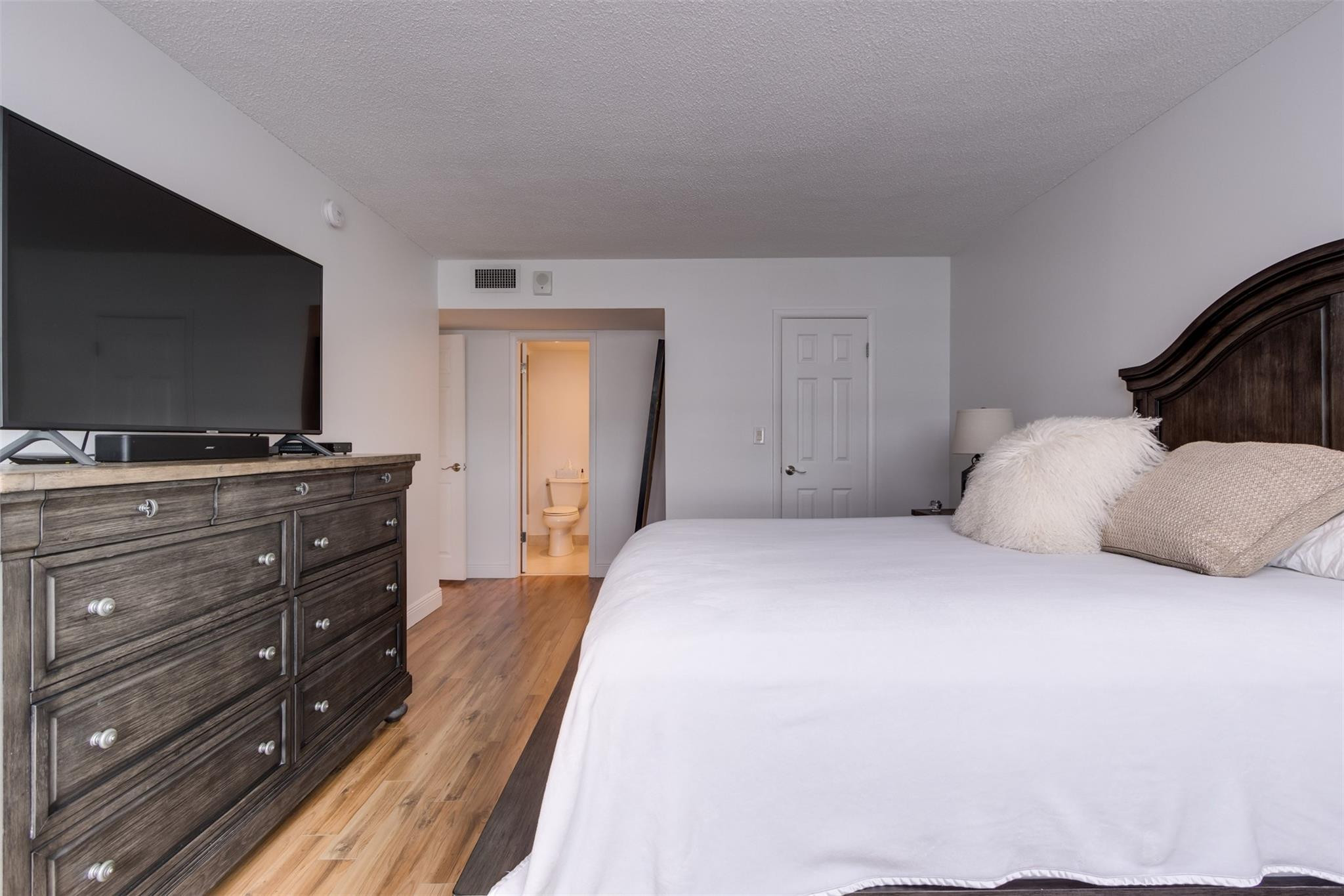 COUNTRY CLUB TOWERS CONDO - Residential Lease