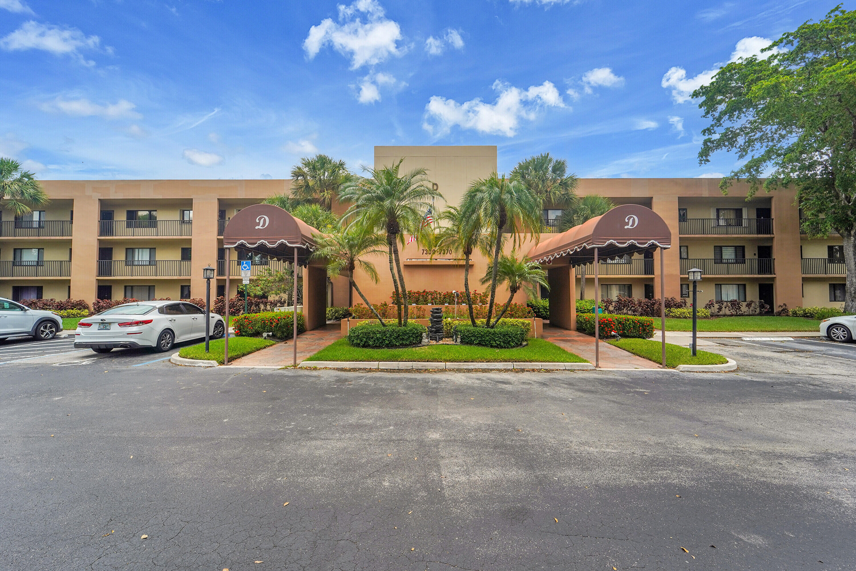 Welcome to this beautifully maintained 2BR/2BA condo in gated Ashmont at Kings Point, a highly sought 55+ community. This move-in ready home features a renovated kitchen with quartz counters, painted cabinets, stainless appliances, sleek backsplash, and pantry. Dining area is conveniently adjacent. Spacious primary suite has a walk-in shower and large closet, while the guest bath has a tub/shower combo. The second bedroom, used as an office, also has a walk-in closet. Step onto the tiled enclosed patio from either bedroom to enjoy lake views and sunsets. Patio has laundry with full-size washer and dryer. Residents enjoy Kings Point resort amenities: pools, clubhouse, fitness, theater, sauna, and more. HOA covers water, cable, internet, trash, pest control, and amenities. Electric separate