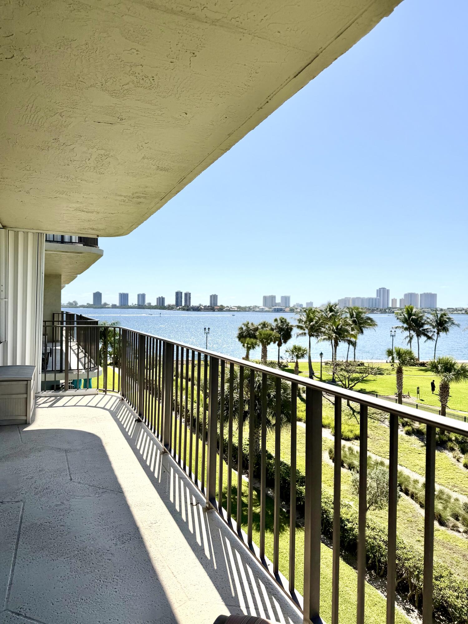 LAKE HARBOUR TOWERS EAST CONDO - Residential