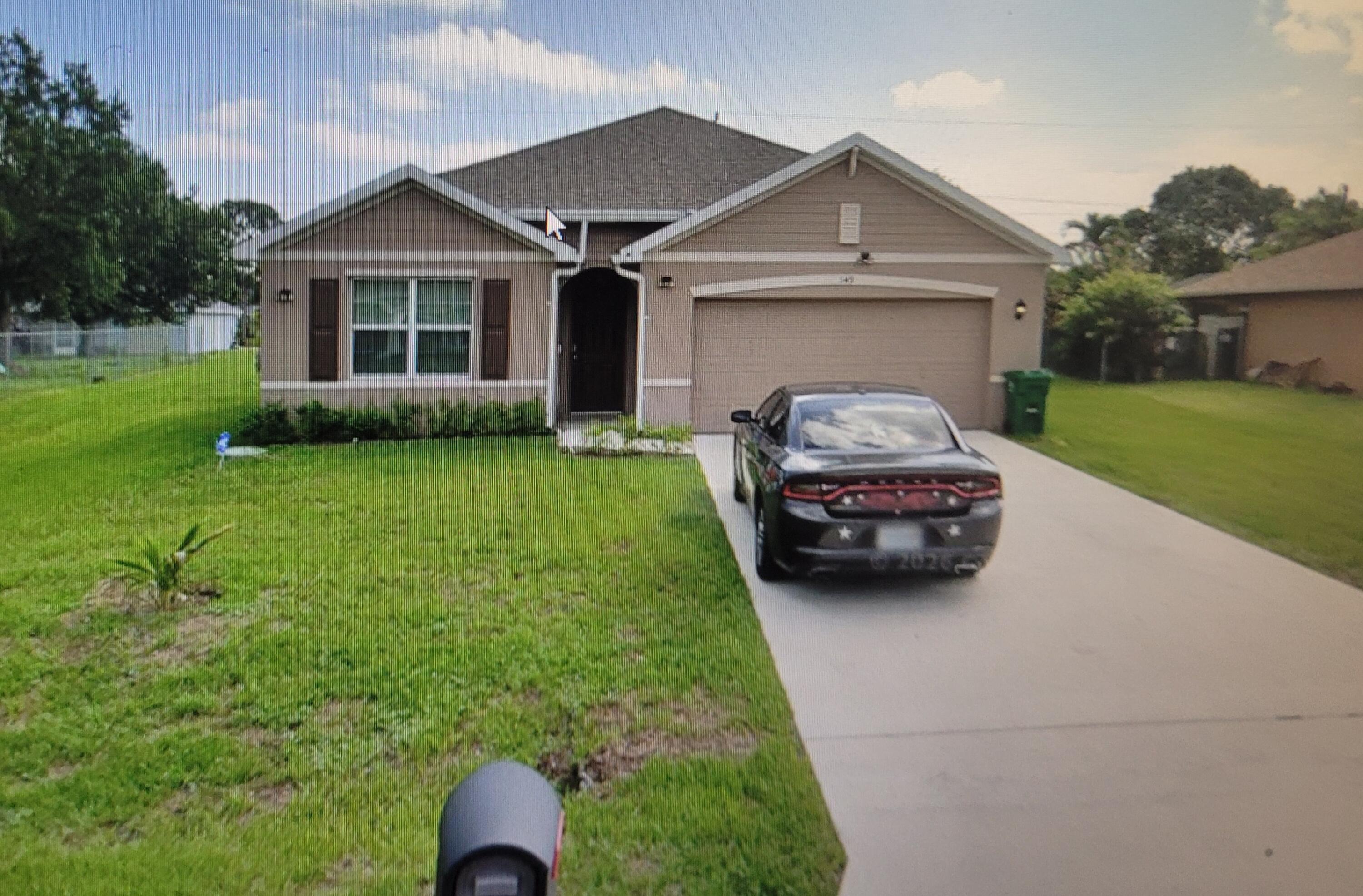 Beautifull 4 bedooms  2 baths, locating near every major shop in Port saint Lucie, Laundry hook up, with washer and dryer. with 2 garage with extra parking in the drive way. first owner since build