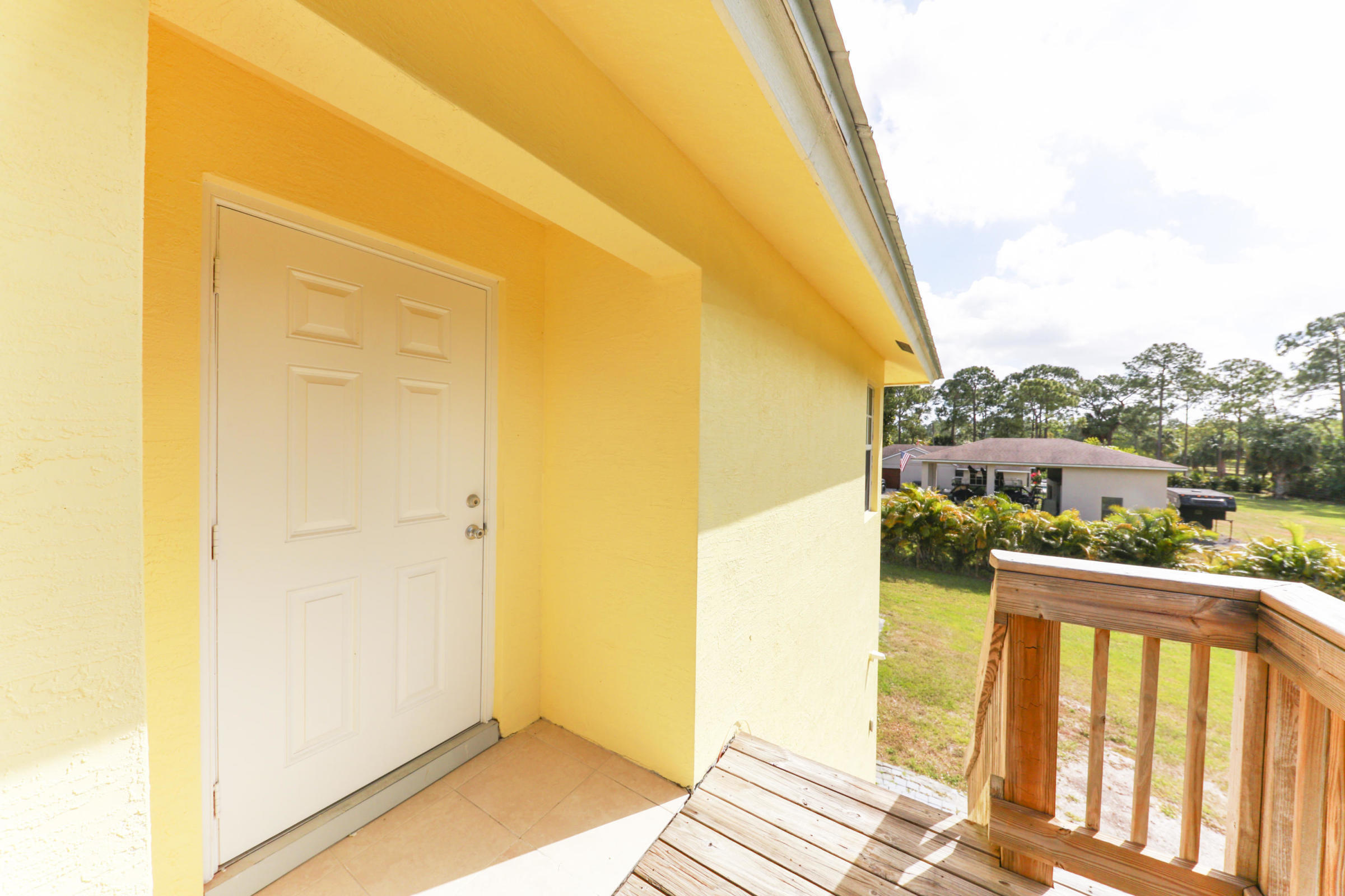 Your peaceful oasis in The Acreage Escape the noise and live surrounded by the nature in this cozy 2 Beds 1 Bath apartment. Located in a prime location:  close to Coconut and Northlake Blvd. You will wake up to birds singing and spectacular sunset.  Very close to a park.  Quiet atmosphere, perfect if you are looking for tranquility, peace and space for privacy away from the city chaos. If you dream of living in a excellent place where peace and nature are your neighbors, this is for you.