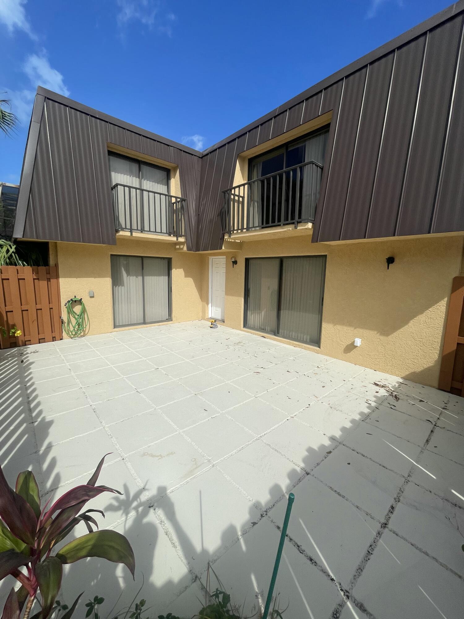 EMERALD LAKES - Residential Lease