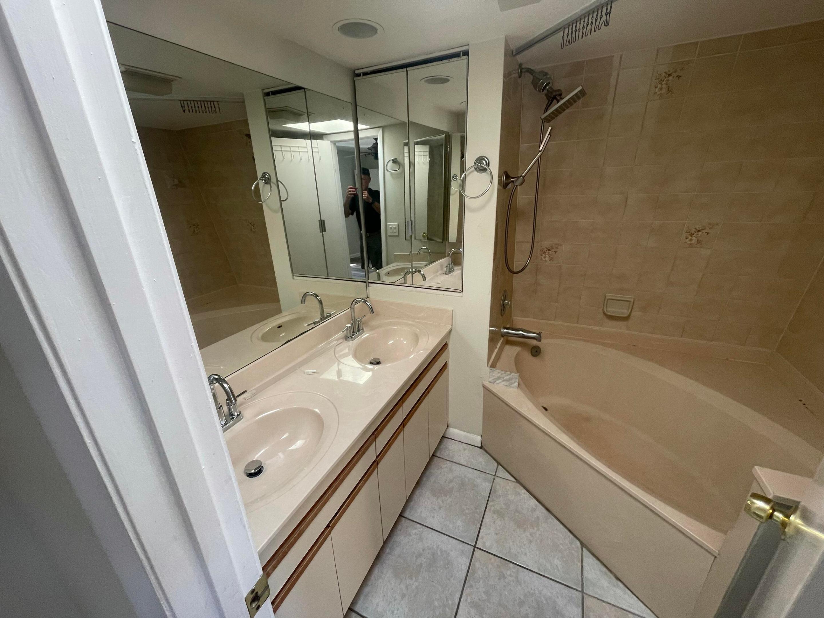 EMERALD LAKES - Residential Lease