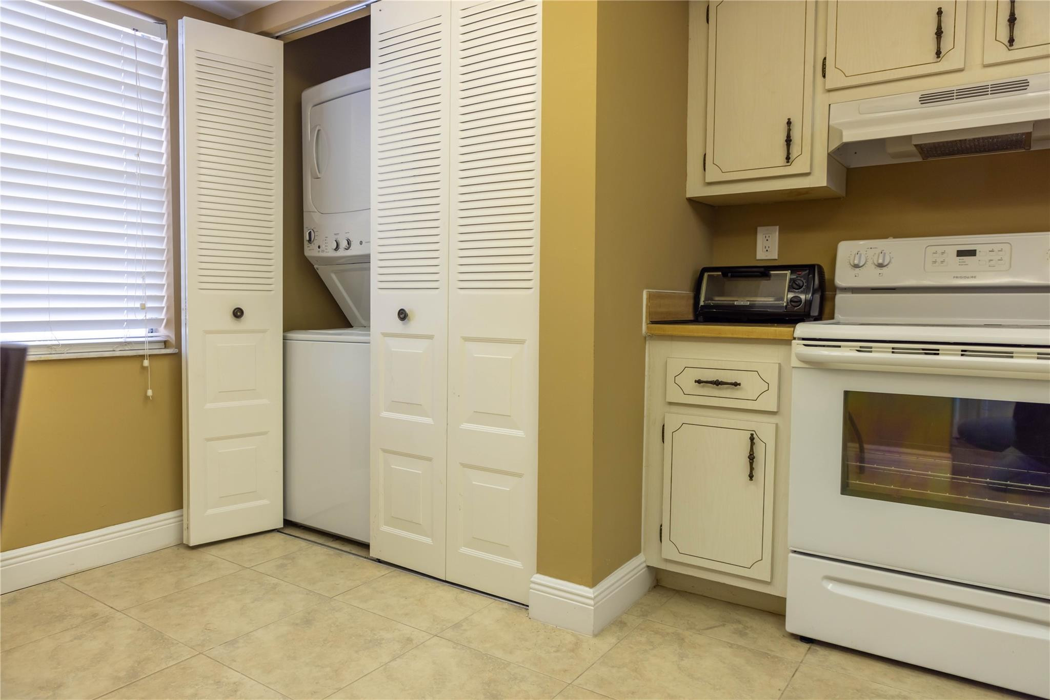 10 OF PALM SPRINGS 2 CONDO - Residential