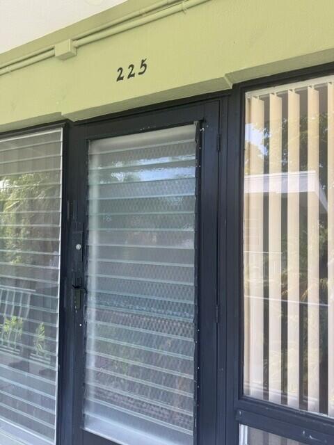 SPACIOUS 1 BED, 1 BATH, AC WALL UNIT IN EACH ROOM, WELL MAINTAINED BOUTIQUE BUILDING LOCATED IN THE HEART OF FORT LAUDERDALE. PERFECT FOR PEDESTRIAN LIFESTYLE, 6 BLOCKS TO GROCERY STORE, 4 BLOCKS TO GALLERIA MALL, 100 FT TO GATEWAY SHOPPING CENTER WITH MOVIES AND RESTAURANTS.  JUST OVER A MILE TO BEACH. LAUNDRY FACILITY ON SITE. LUSH LANDSCAPING. EASY TO SHOW! FAST APPROVAL! I-95 TO SUNRISE BOULEVARD EAST TO NE 19TH AVENUE, SOUTH TO BLDG. ON THE LEFT.