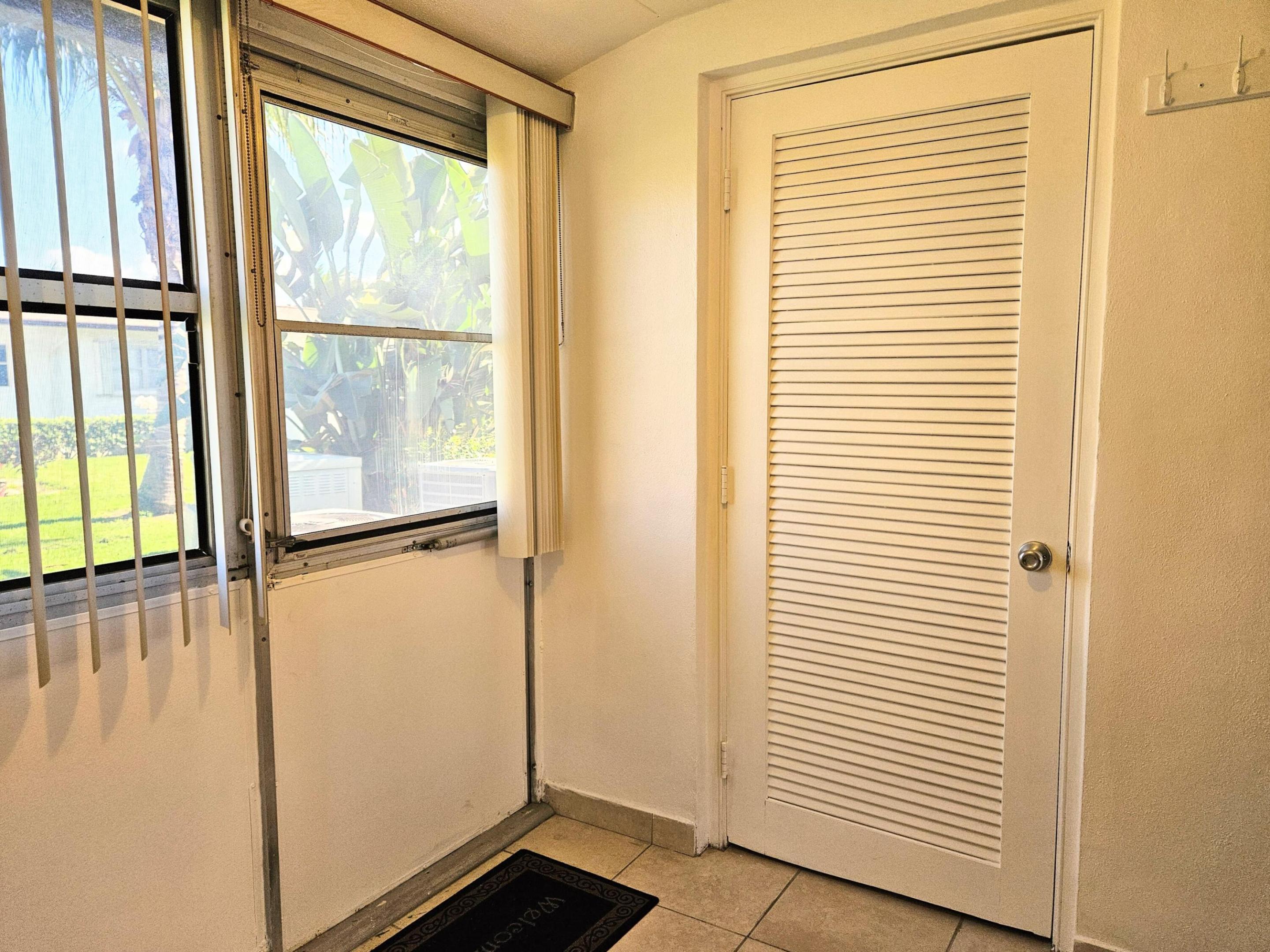 CRESTHAVEN VILLAS CONDO 18 - Residential