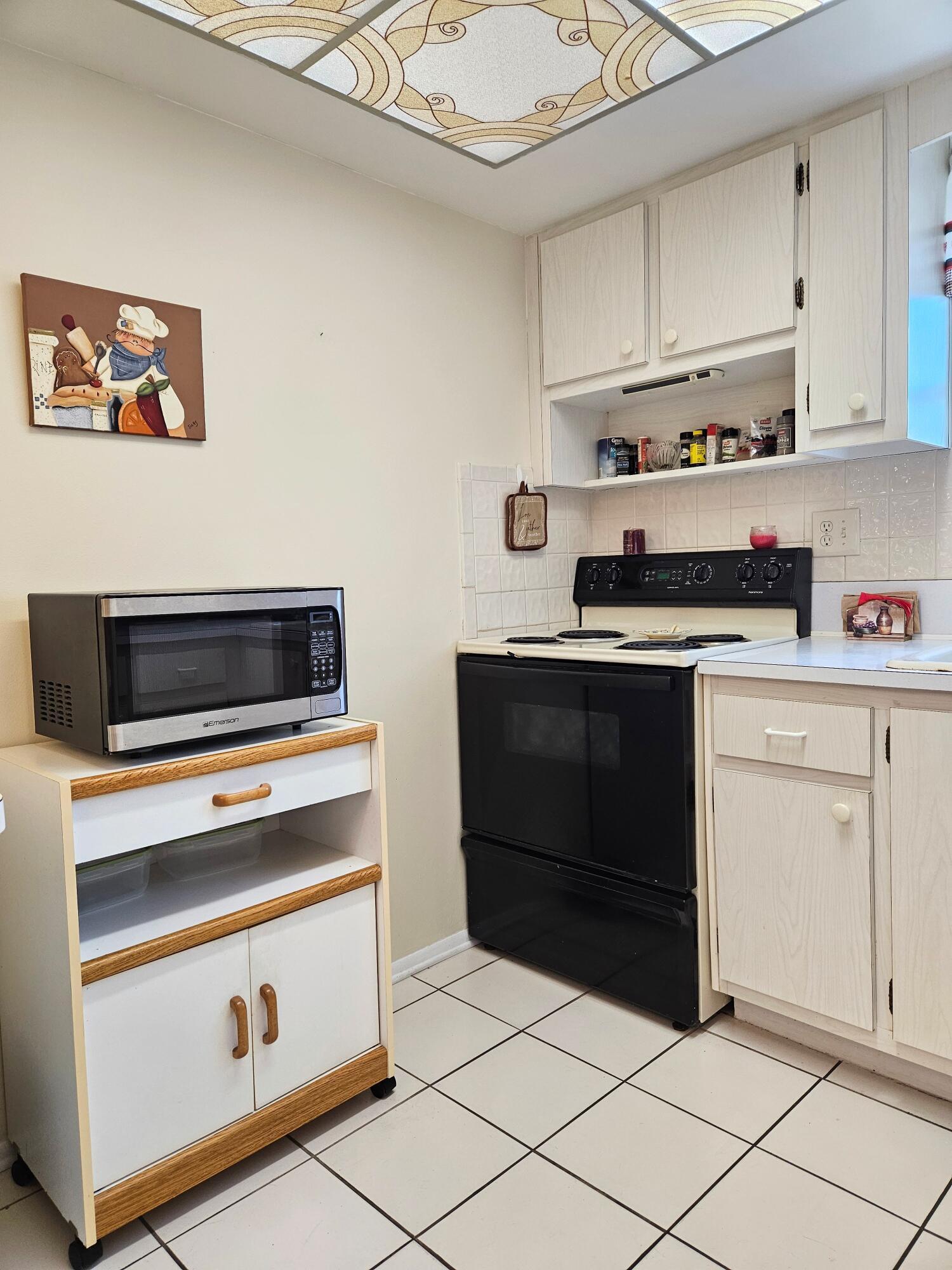 CRESTHAVEN VILLAS CONDO 18 - Residential