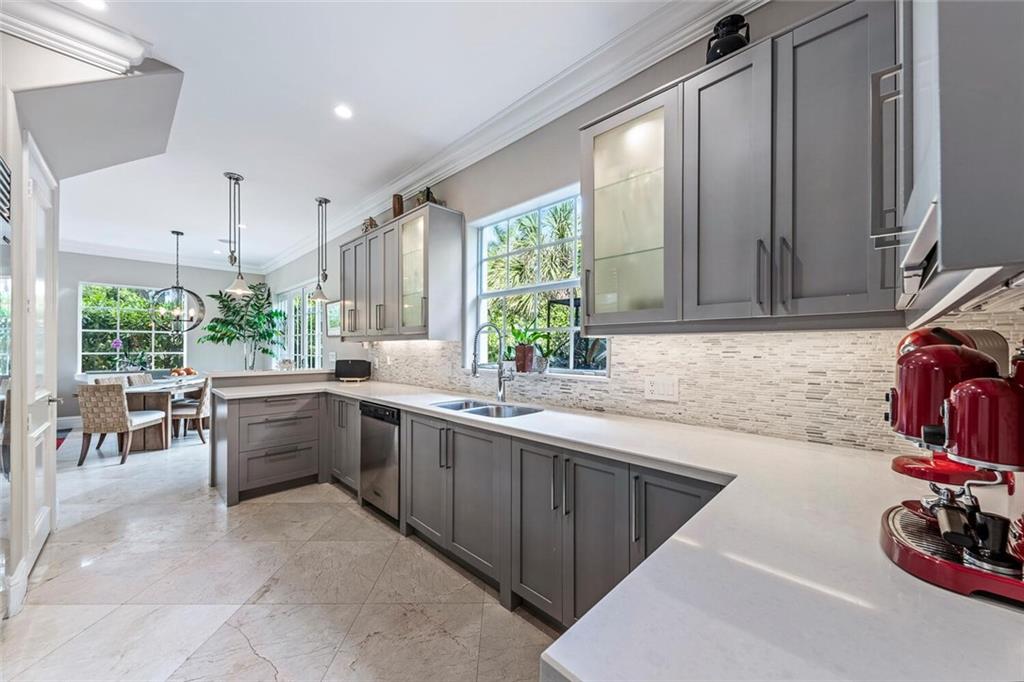 CONDO ON BANYAN 1 - Residential